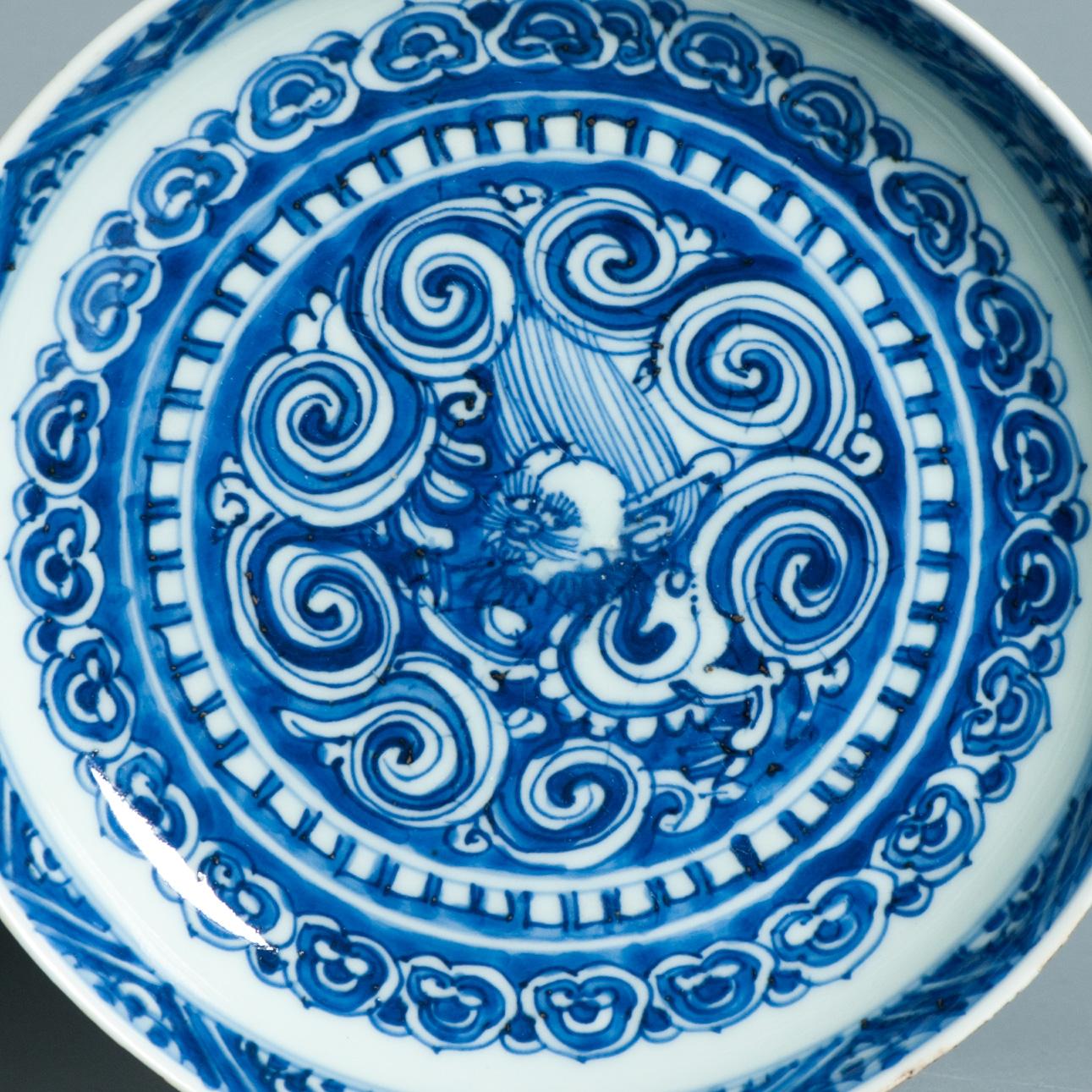 Fino al XVIII secolo Antico piatto del 16° secolo Ming Jiajing Mark & Period Porcellana cinese Fiore Fenghuan in vendita