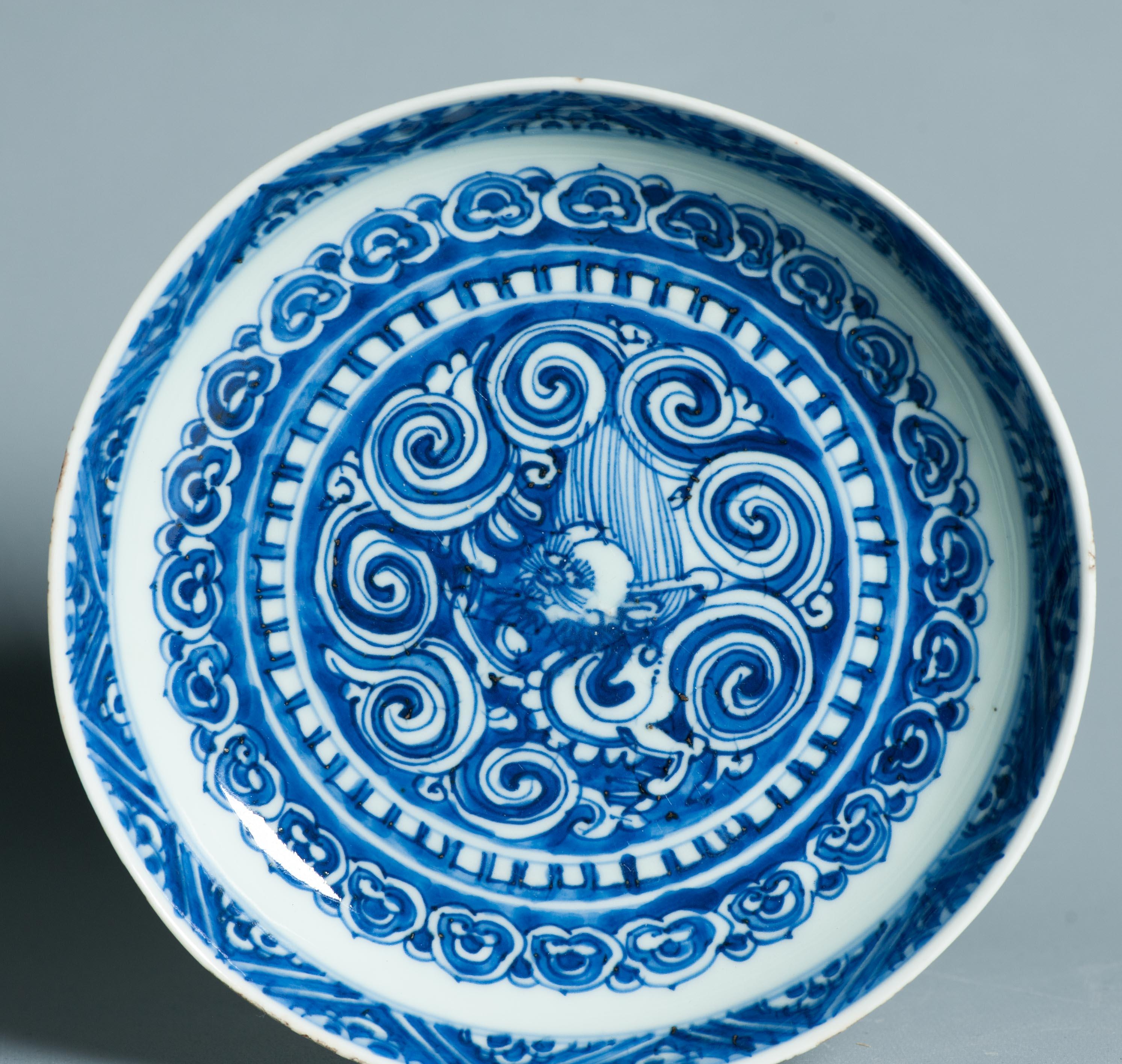 Antico piatto del 16° secolo Ming Jiajing Mark & Period Porcellana cinese Fiore Fenghuan in vendita 1