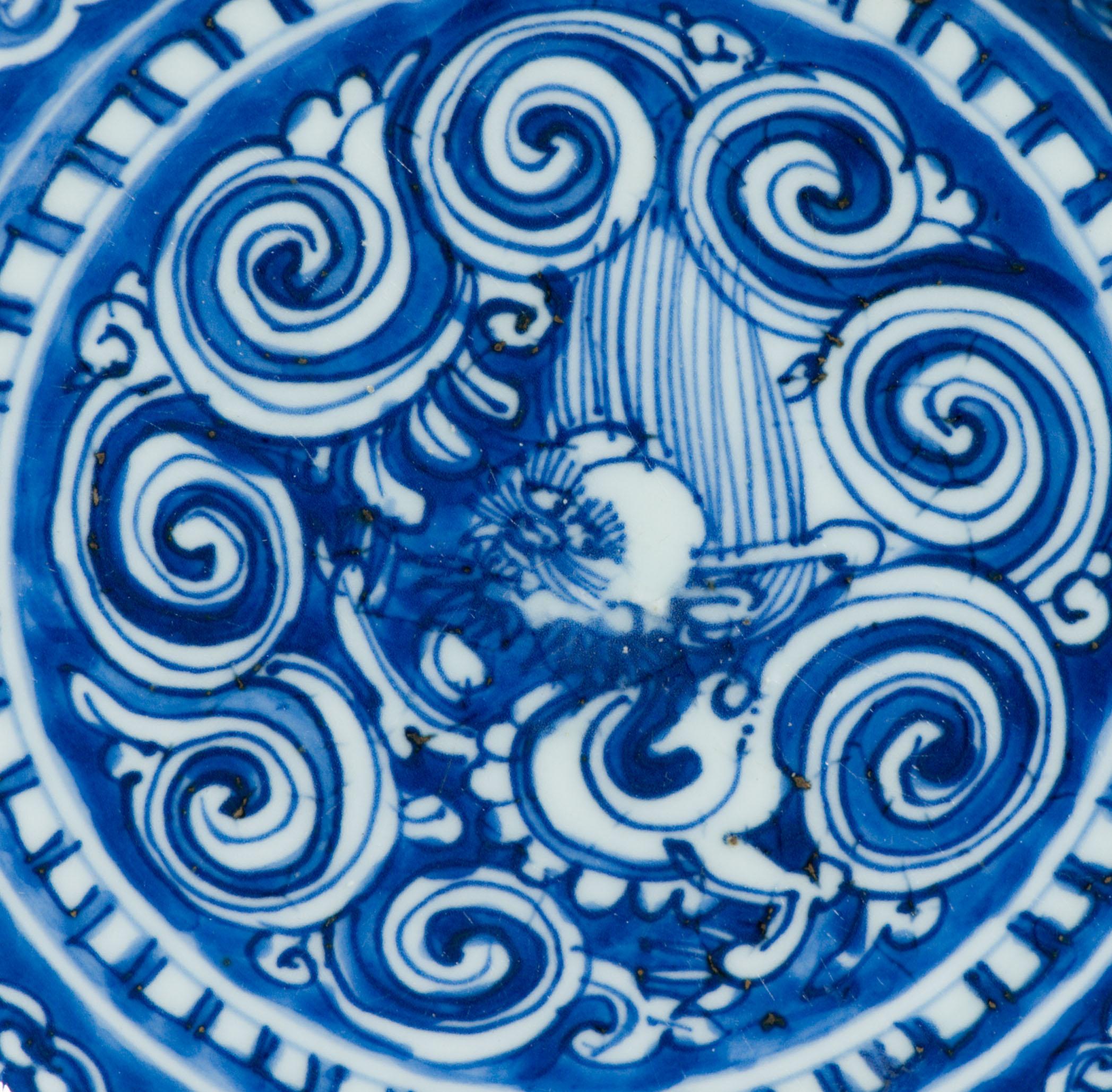 Antico piatto del 16° secolo Ming Jiajing Mark & Period Porcellana cinese Fiore Fenghuan in vendita 2