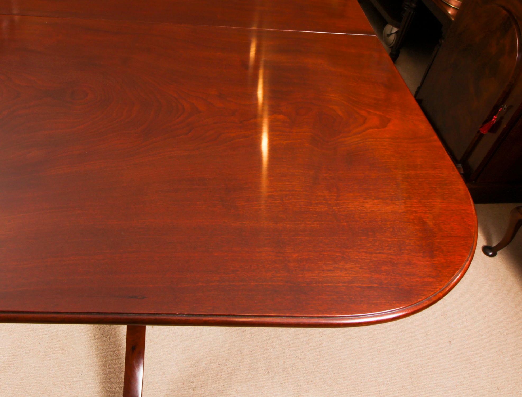 Ancienne table de salle à manger à trois piliers en acajou de style Régence, 18e siècle en vente 3