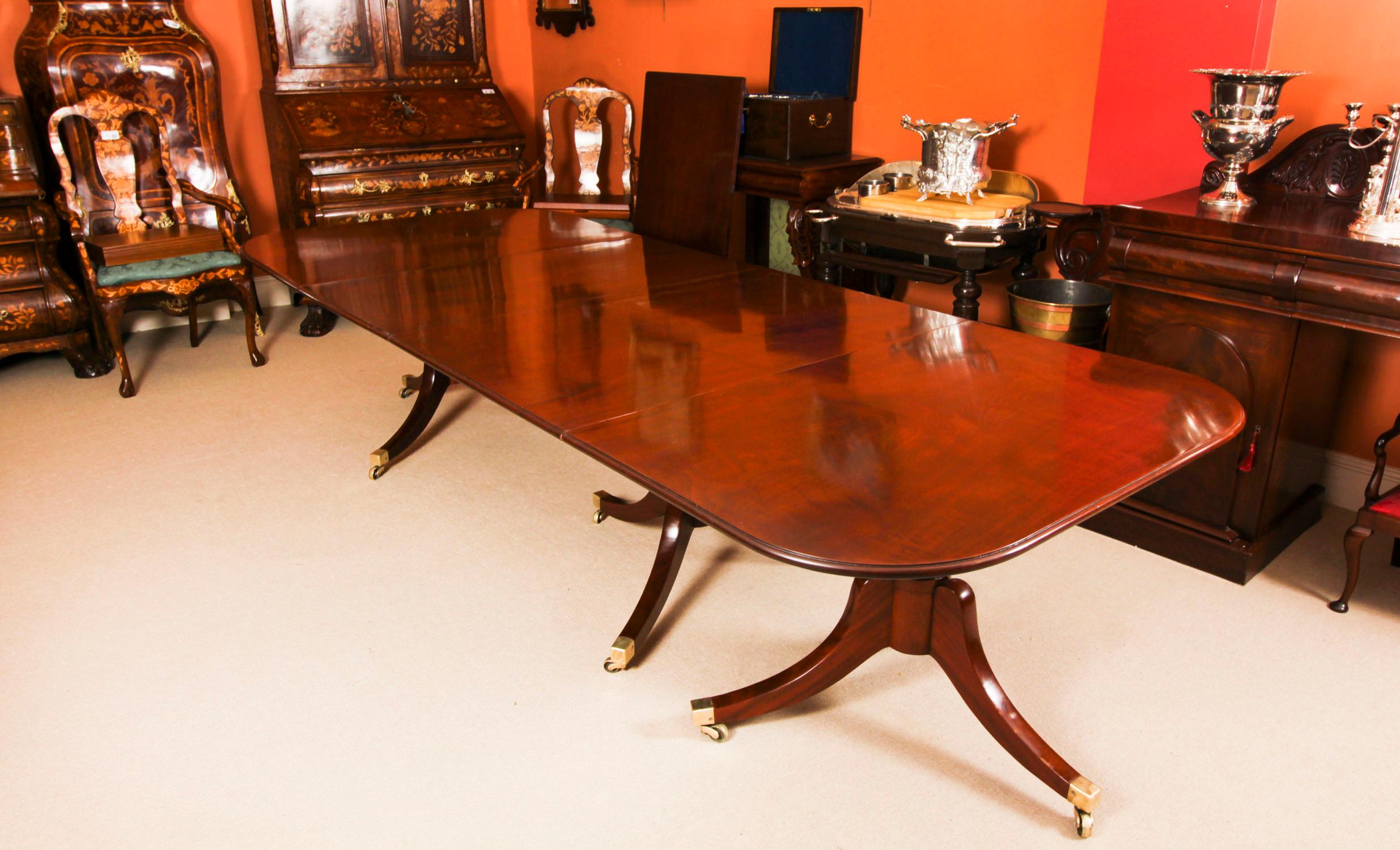 Ancienne table de salle à manger à trois piliers en acajou de style Régence, 18e siècle en vente 4