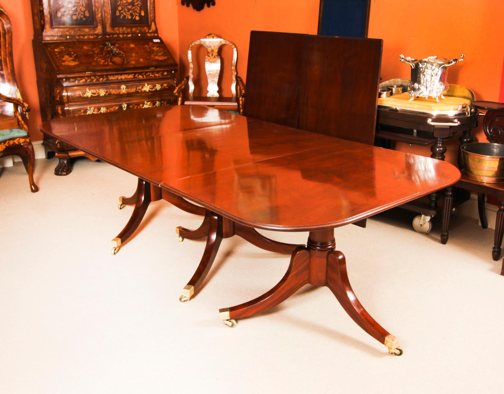 Ancienne table de salle à manger à trois piliers en acajou de style Régence, 18e siècle en vente 5