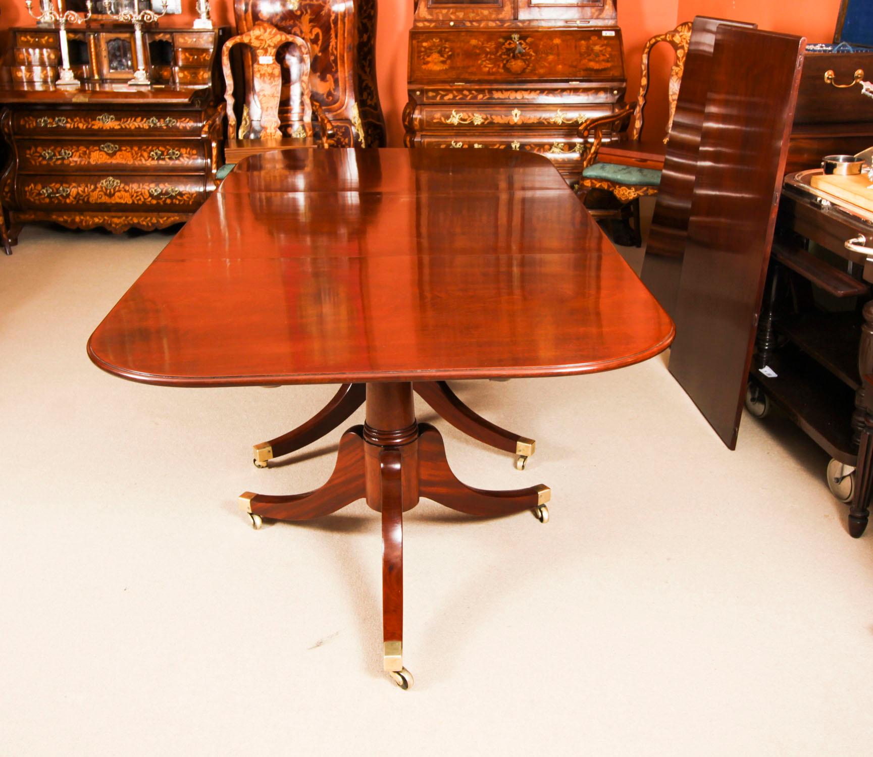 Ancienne table de salle à manger à trois piliers en acajou de style Régence, 18e siècle en vente 6
