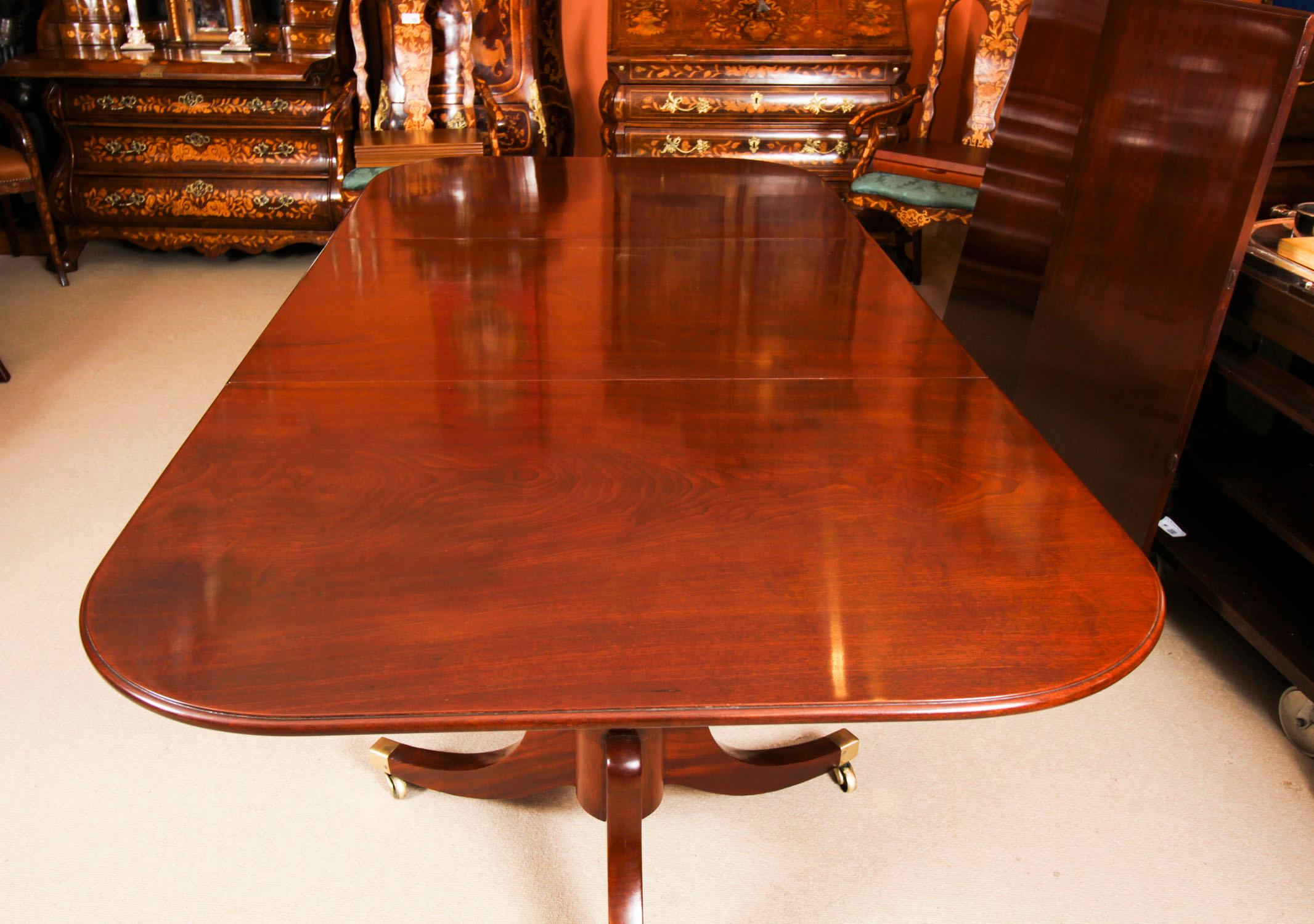 Ancienne table de salle à manger à trois piliers en acajou de style Régence, 18e siècle en vente 7