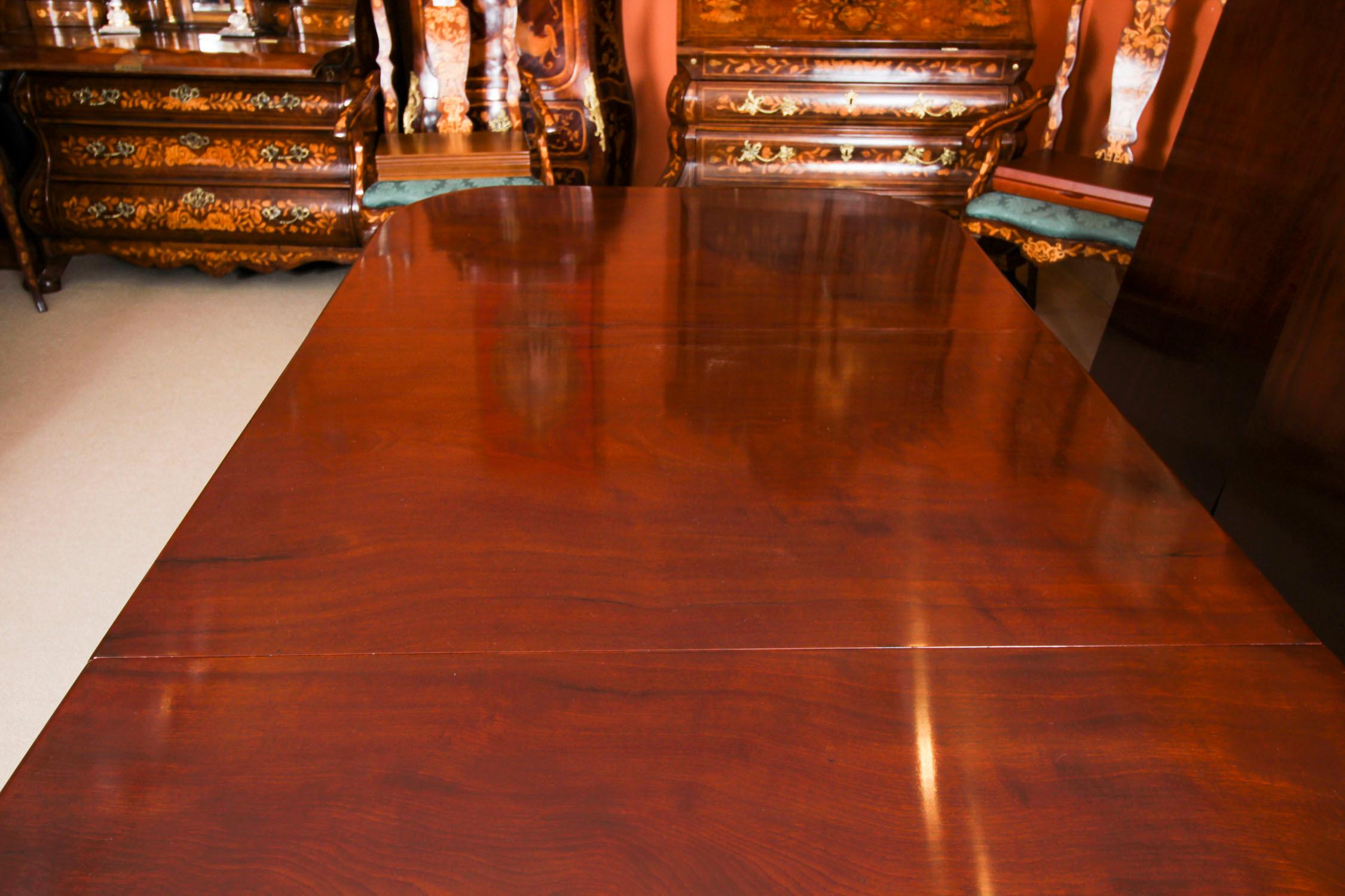 Ancienne table de salle à manger à trois piliers en acajou de style Régence, 18e siècle en vente 8