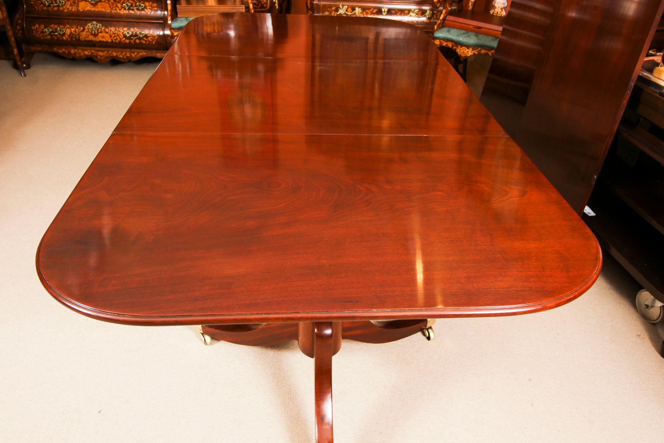 Ancienne table de salle à manger à trois piliers en acajou de style Régence, 18e siècle en vente 9