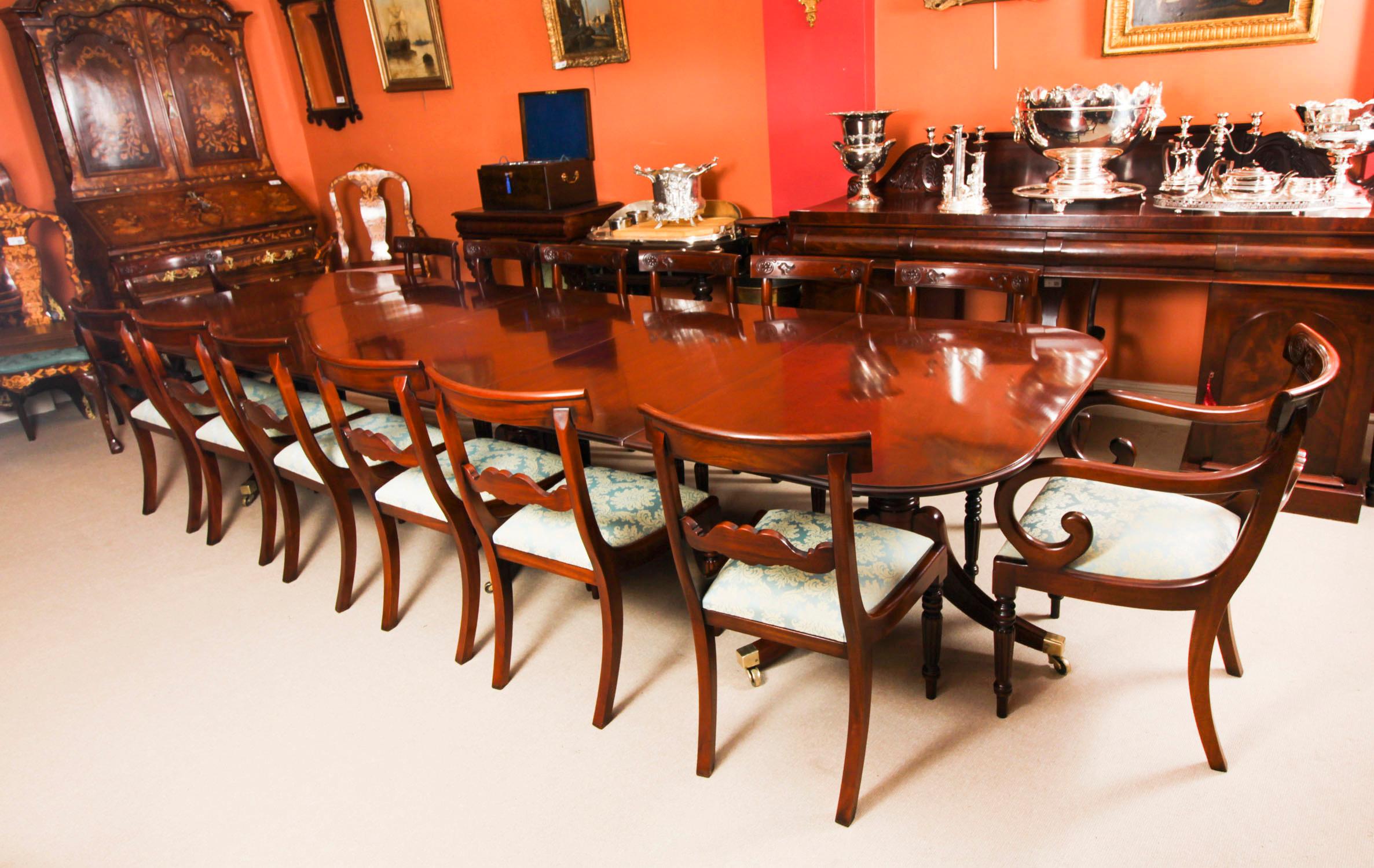 Il s'agit d'une belle table de salle à manger ancienne George III en acajou CIRCA, d'époque Regency, pouvant accueillir confortablement quatorze personnes, datant d'environ 1780.

La table se caractérise par une élégante simplicité, avec des