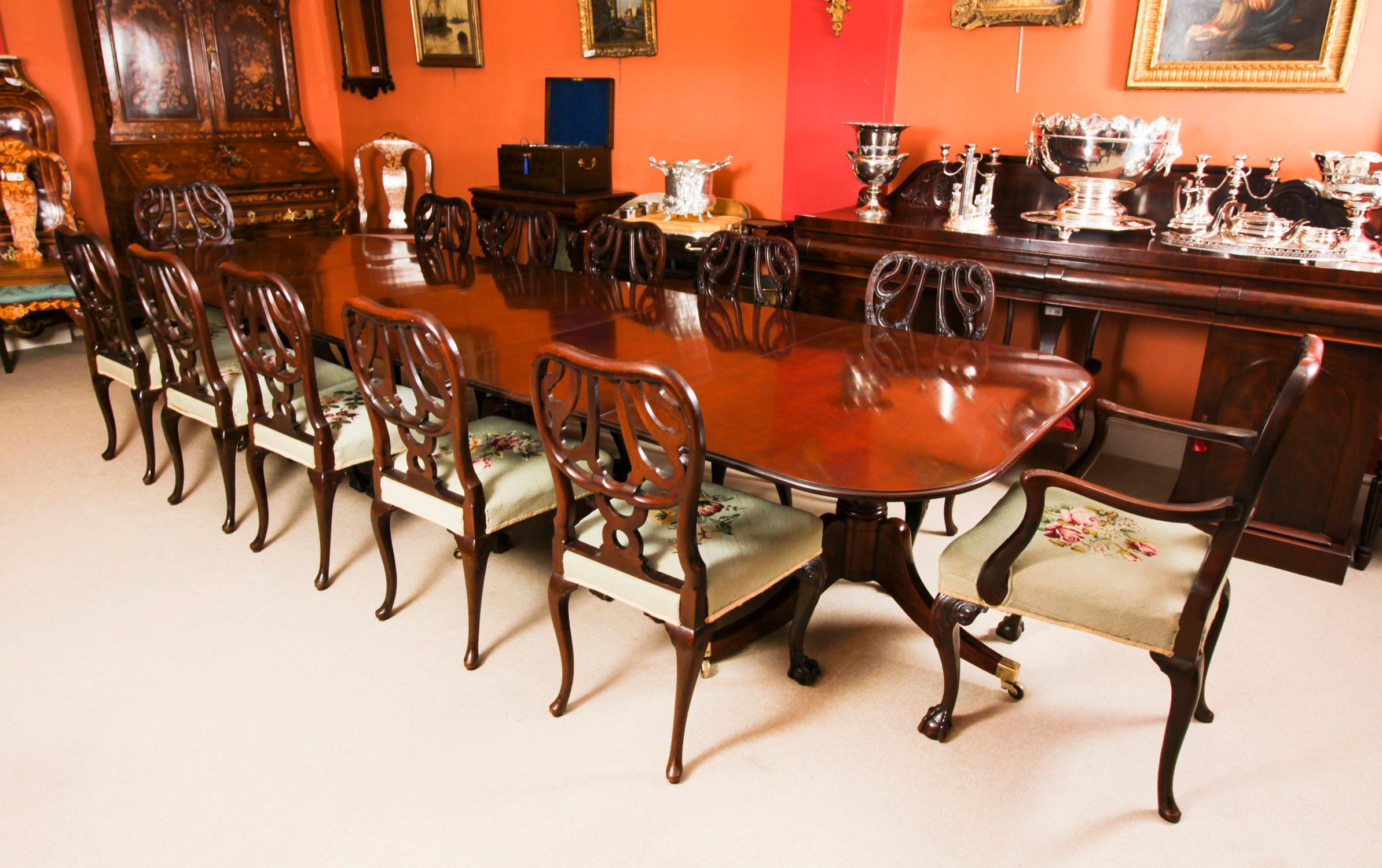Regency Ancienne table de salle à manger à trois piliers en acajou de style Régence, 18e siècle en vente