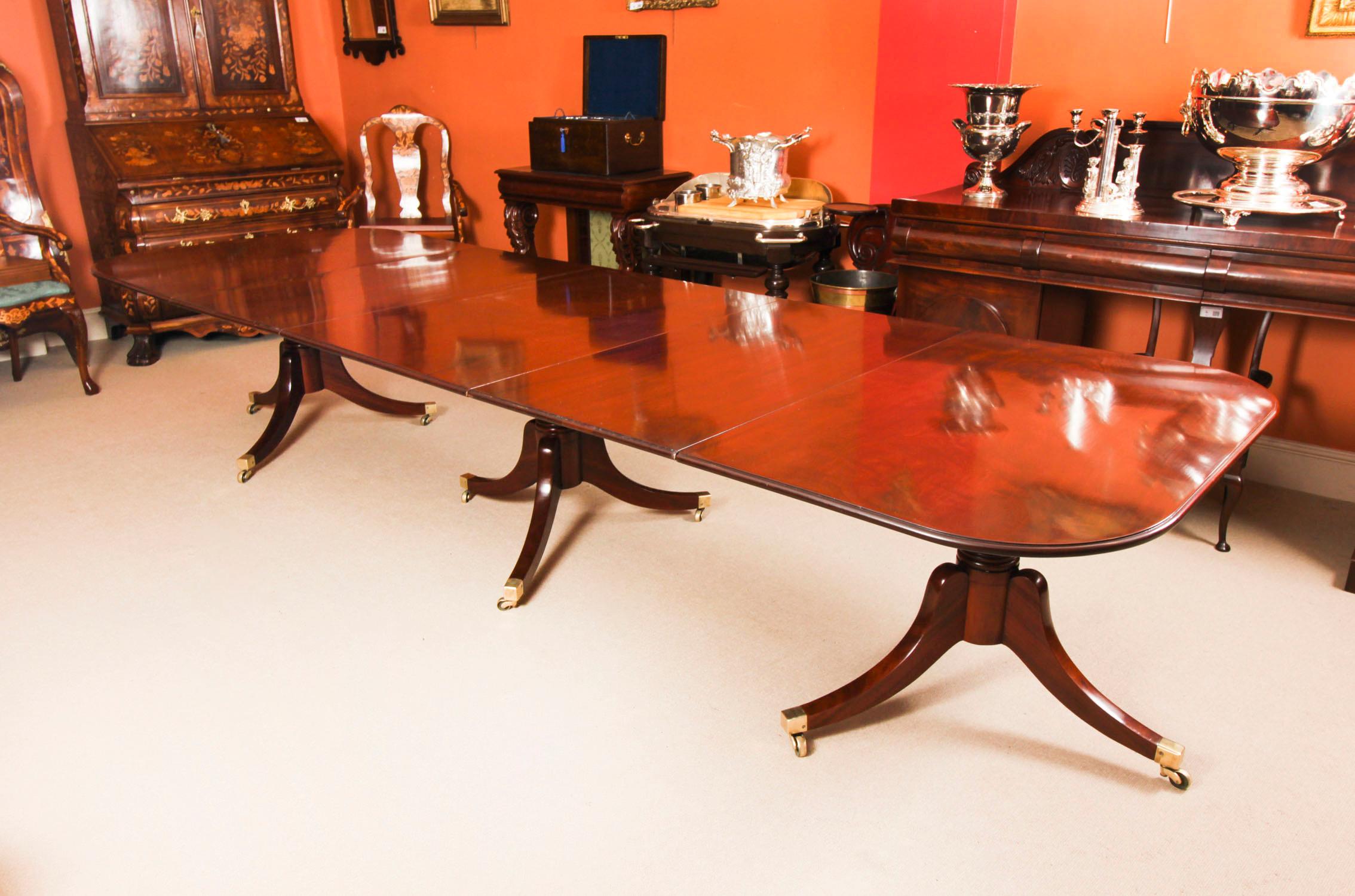 Anglais Ancienne table de salle à manger à trois piliers en acajou de style Régence, 18e siècle en vente