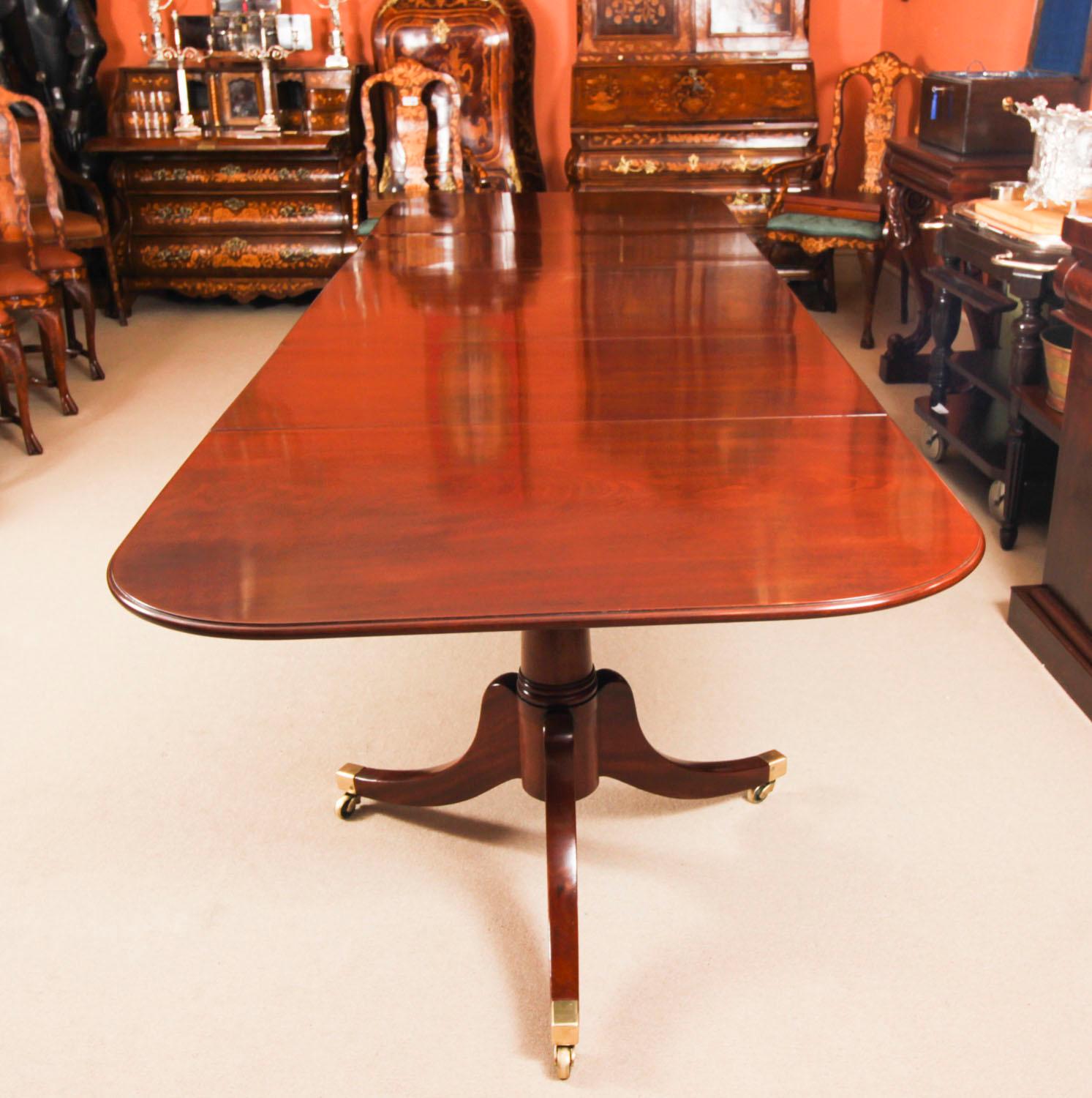 Ancienne table de salle à manger à trois piliers en acajou de style Régence, 18e siècle Bon état - En vente à London, GB