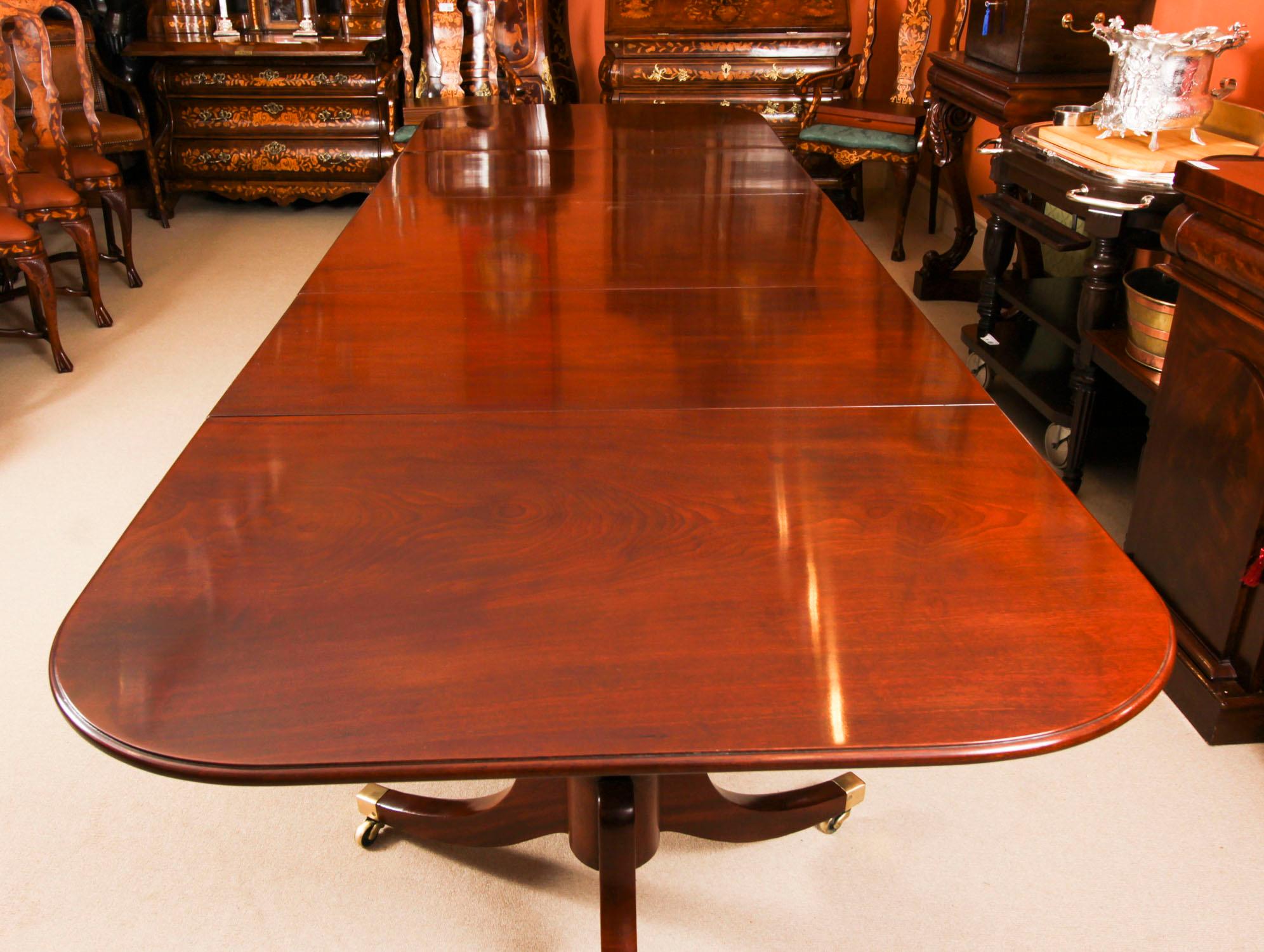 XVIIIe siècle et antérieur Ancienne table de salle à manger à trois piliers en acajou de style Régence, 18e siècle en vente