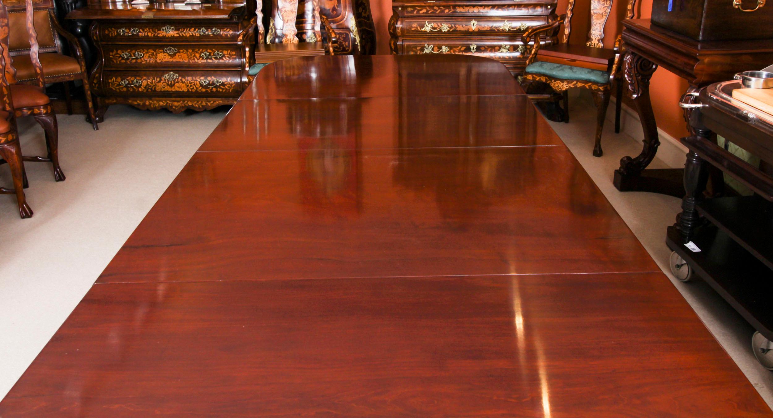 Acajou Ancienne table de salle à manger à trois piliers en acajou de style Régence, 18e siècle en vente
