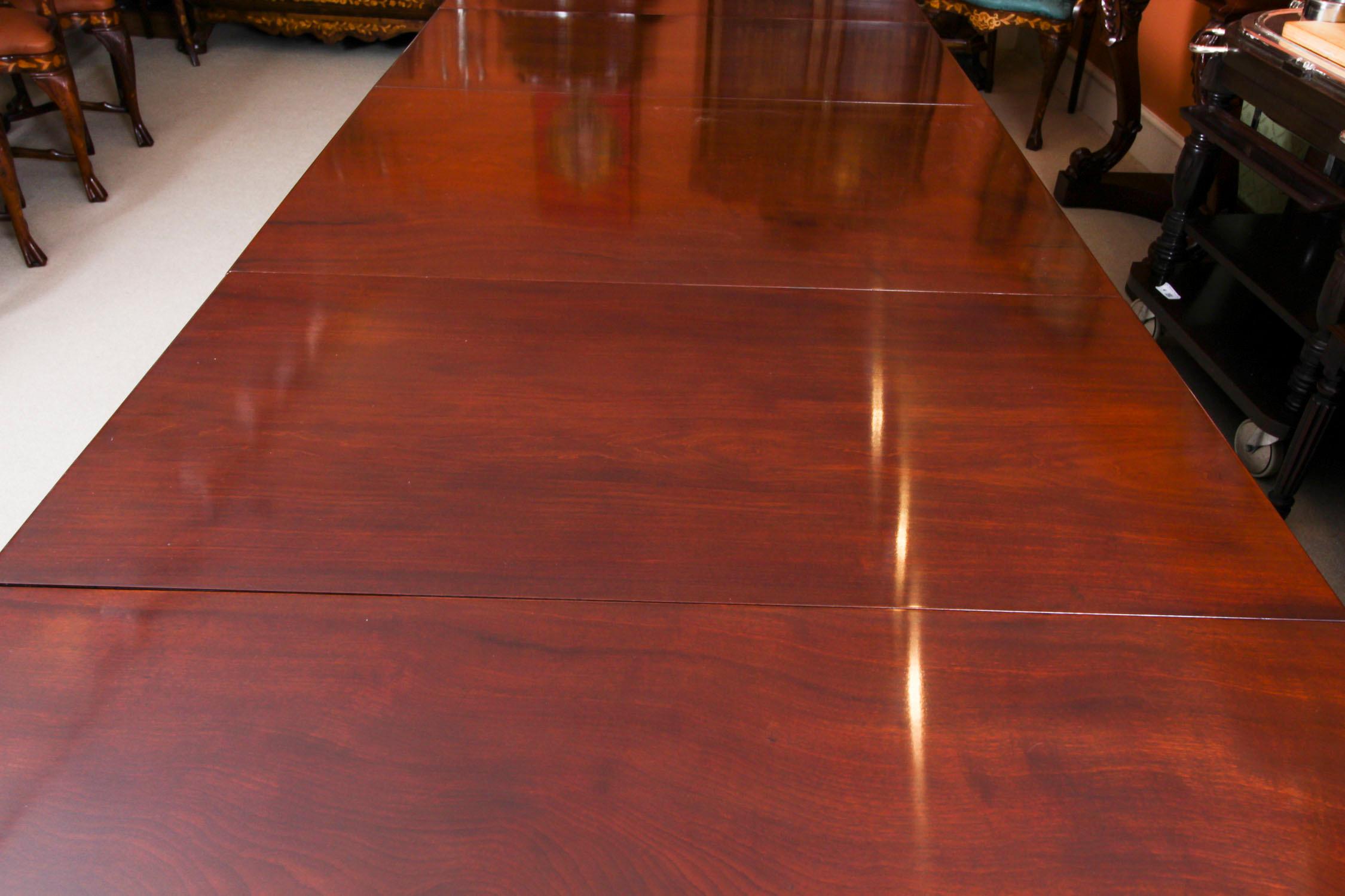 Ancienne table de salle à manger à trois piliers en acajou de style Régence, 18e siècle en vente 1