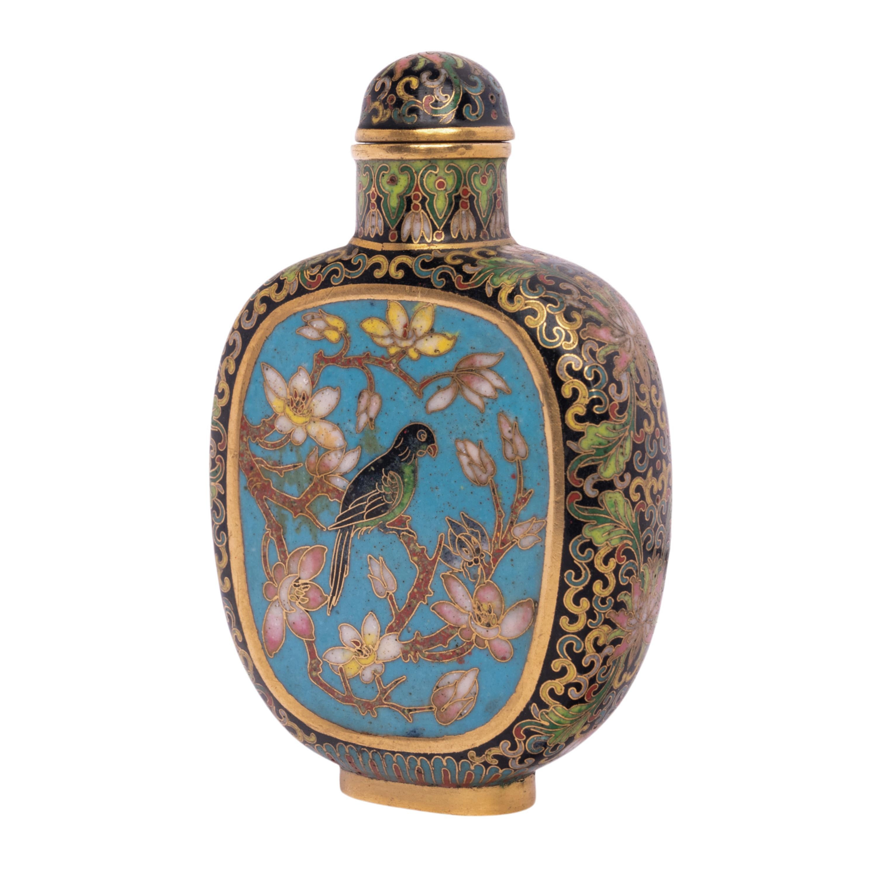 A fine & rare antique Imperial Chinese Qing dynasty solid gold & cloisonne enamel snuff bottle, Qianlong mark & period, 1736-1795, tests as 16k gold.
It is rare to find a cloisonné enamel snuff bottle with a Qianlong reign mark, and only a small
