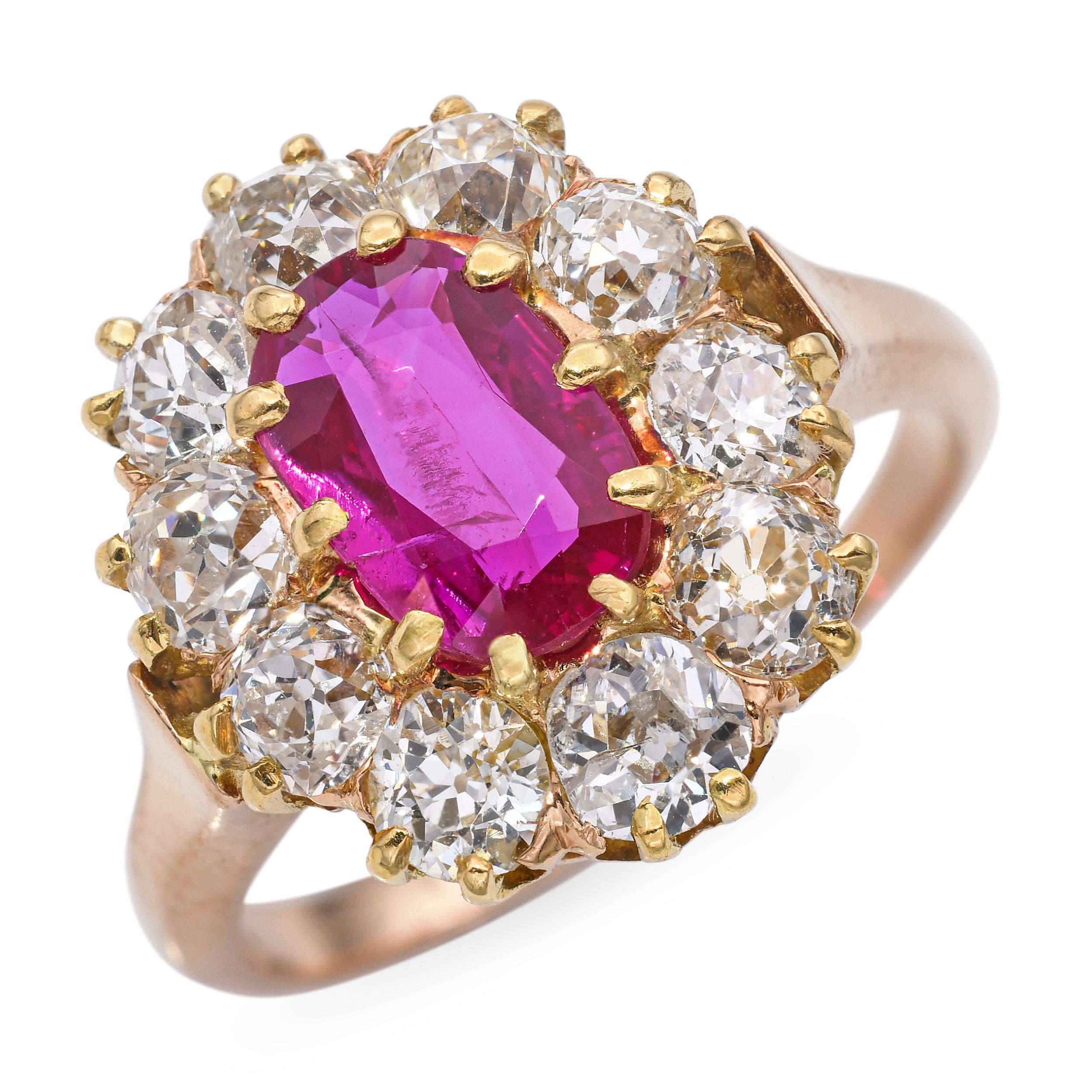 Cette élégante bague ancienne est réalisée en or jaune 16k et met en valeur un rubis vibrant de 0,75ct en guise de pièce maîtresse. Le rubis est entouré d'un étincelant halo de diamants de taille ancienne totalisant 1,10 carat, qui rehausse la riche