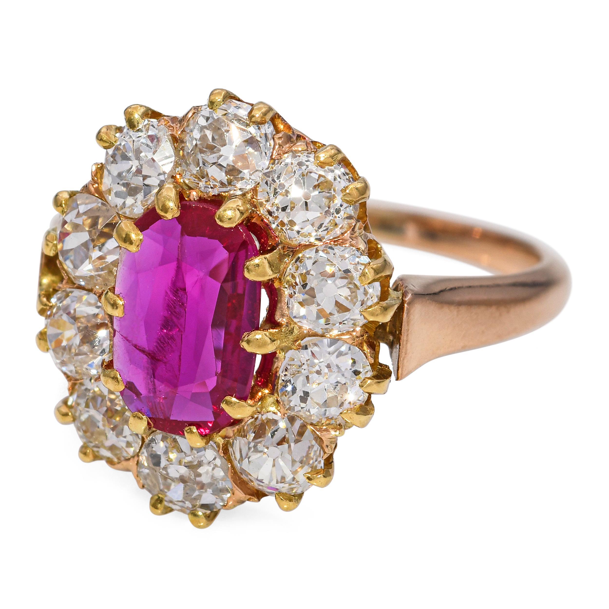 Bague ancienne en or jaune 16 carats 0,75 rubis 1,10 diamant Halo Bon état - En vente à New York, NY
