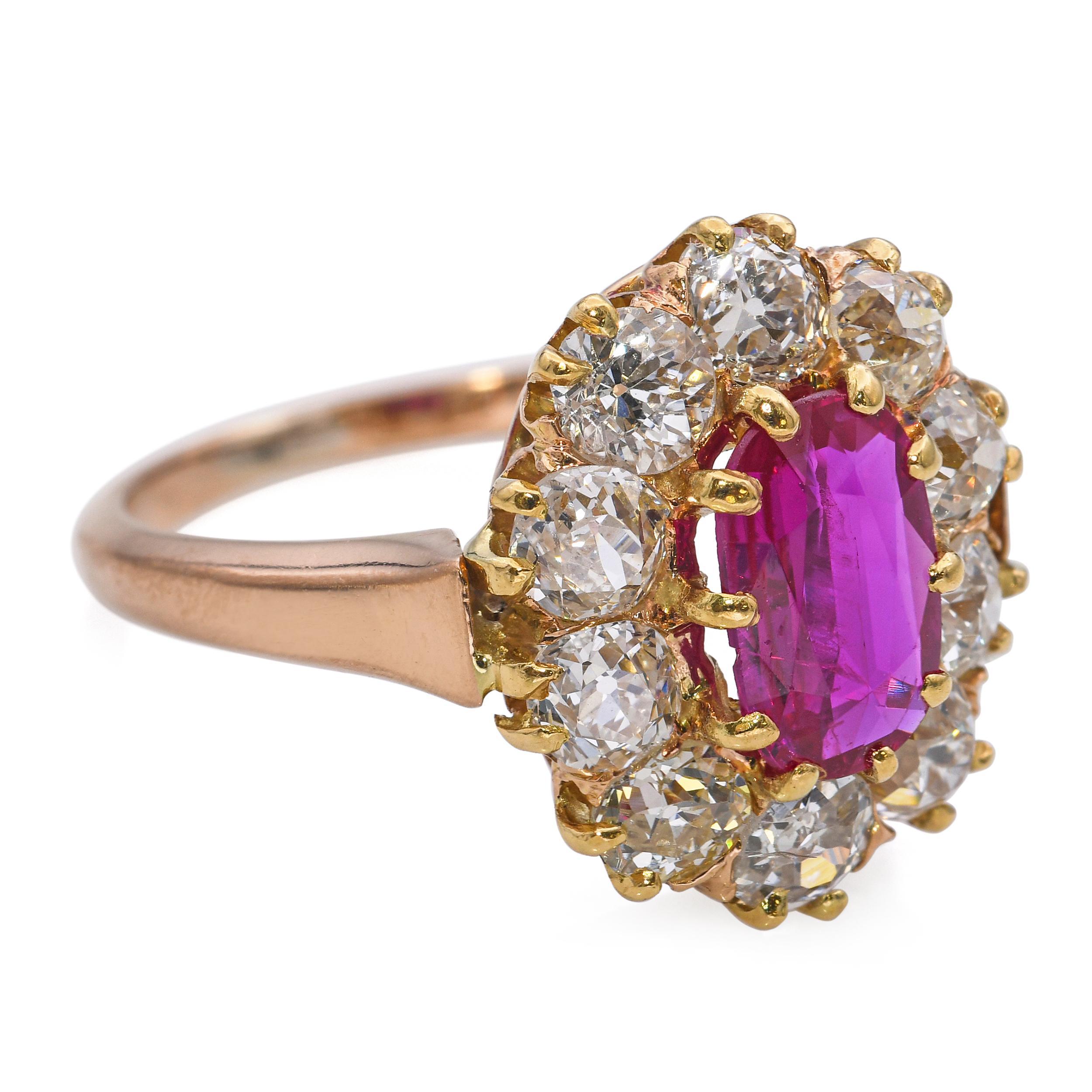 Bague ancienne en or jaune 16 carats 0,75 rubis 1,10 diamant Halo en vente 1