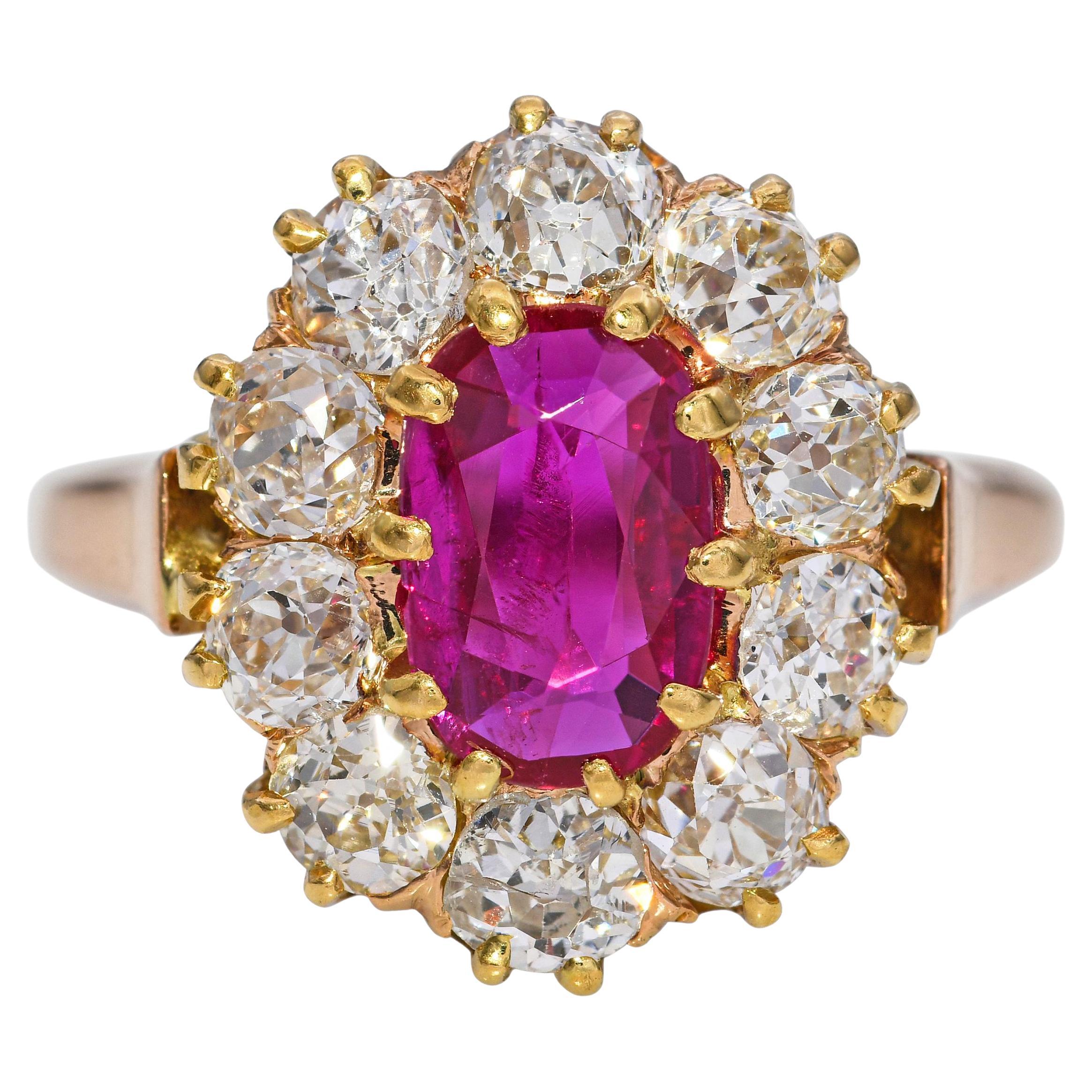 Anello antico in oro giallo 16k con rubino da 0,75 carati e diamanti da 1,10 carati