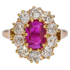 Anello antico in oro giallo 16k con rubino da 0,75 carati e diamanti da 1,10 carati