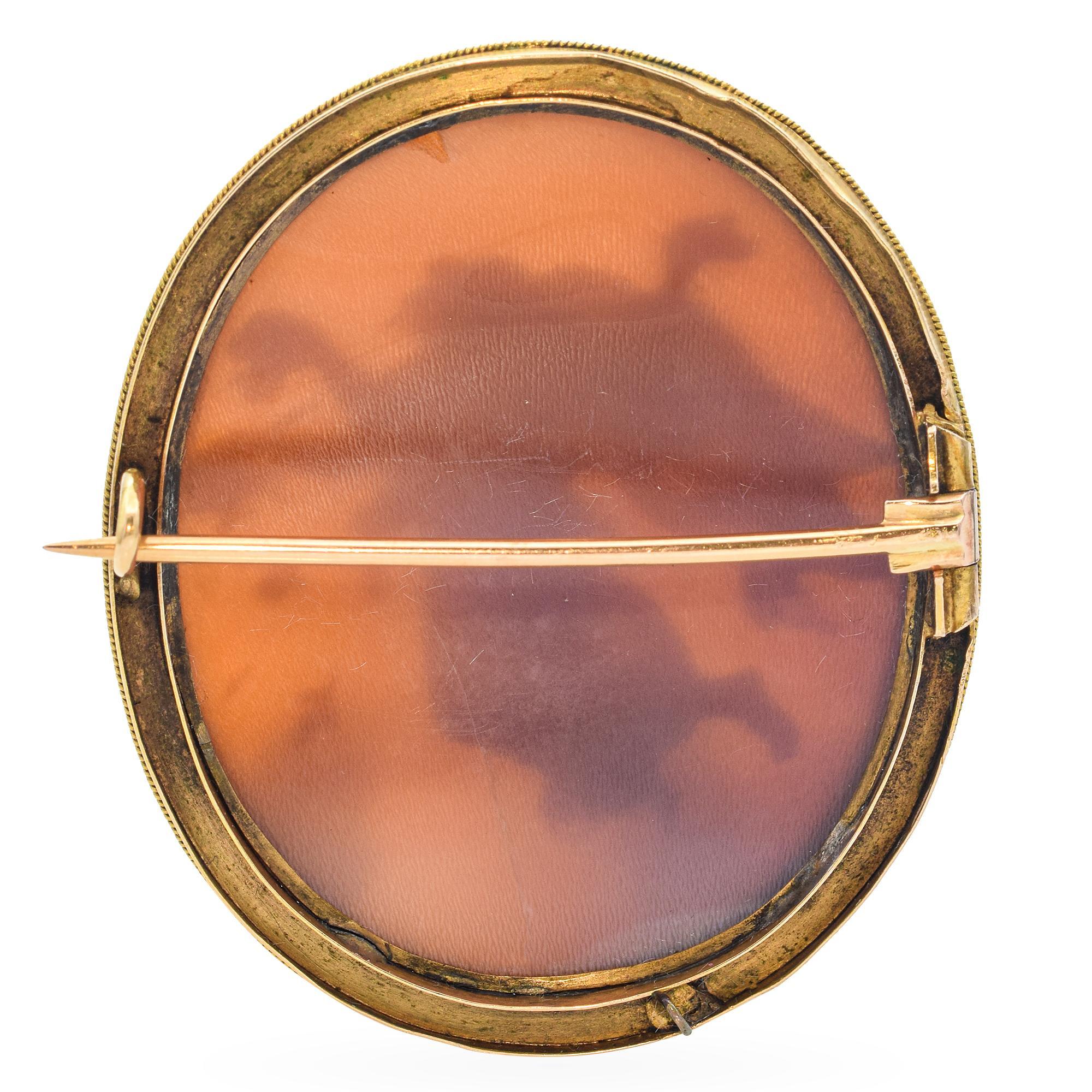 Camée ancien en or jaune 16k en forme de coquillage  Broche Aurora avec le génie de la lumière Bon état - En vente à New York, NY