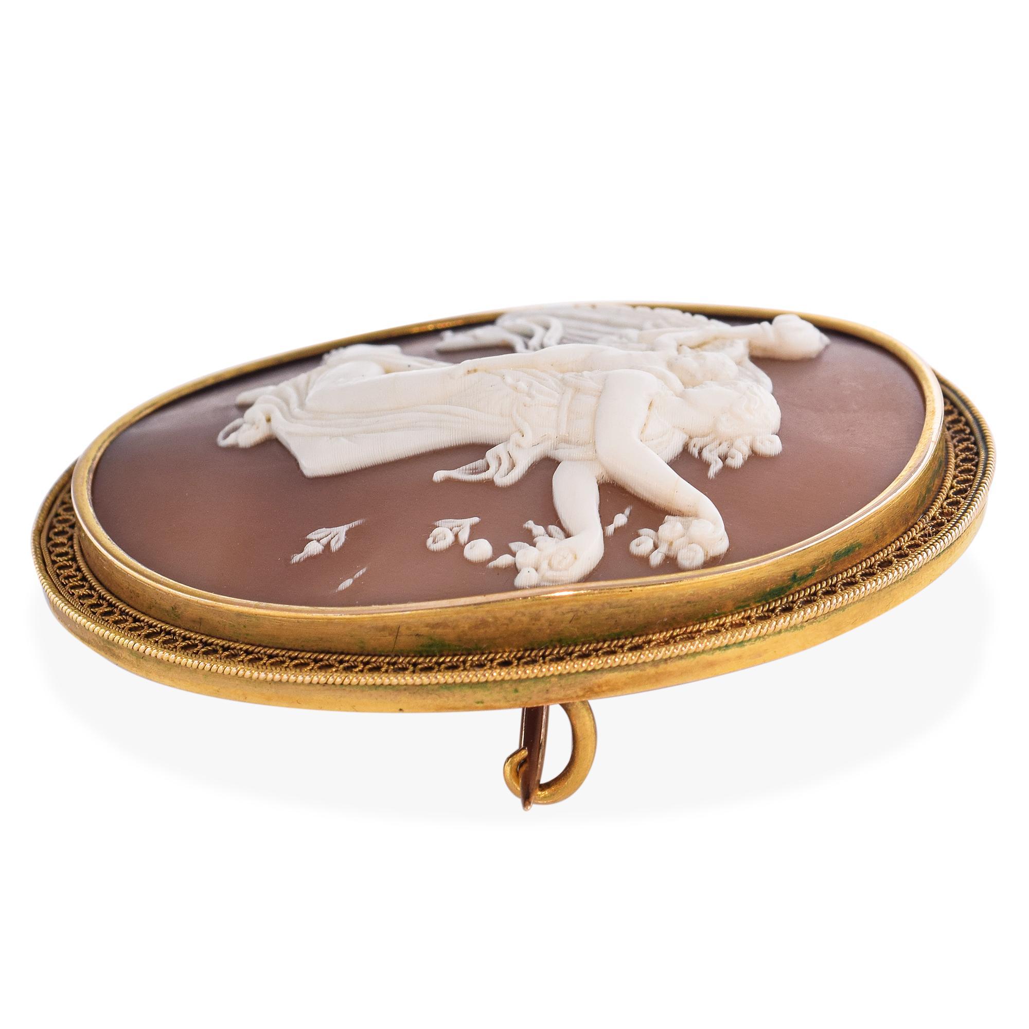 Camée ancien en or jaune 16k en forme de coquillage  Broche Aurora avec le génie de la lumière Pour femmes en vente