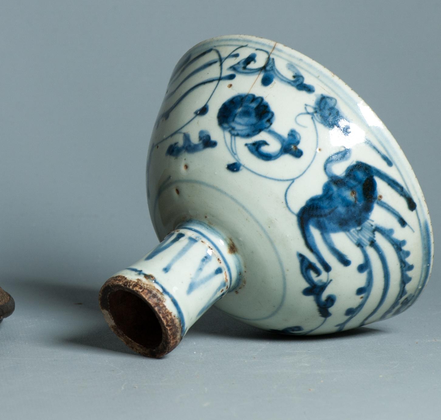 Antico bicchiere a stelo Ming Jiajing del 16° secolo Porcellana cinese blu e bianca in Tibet in vendita 6