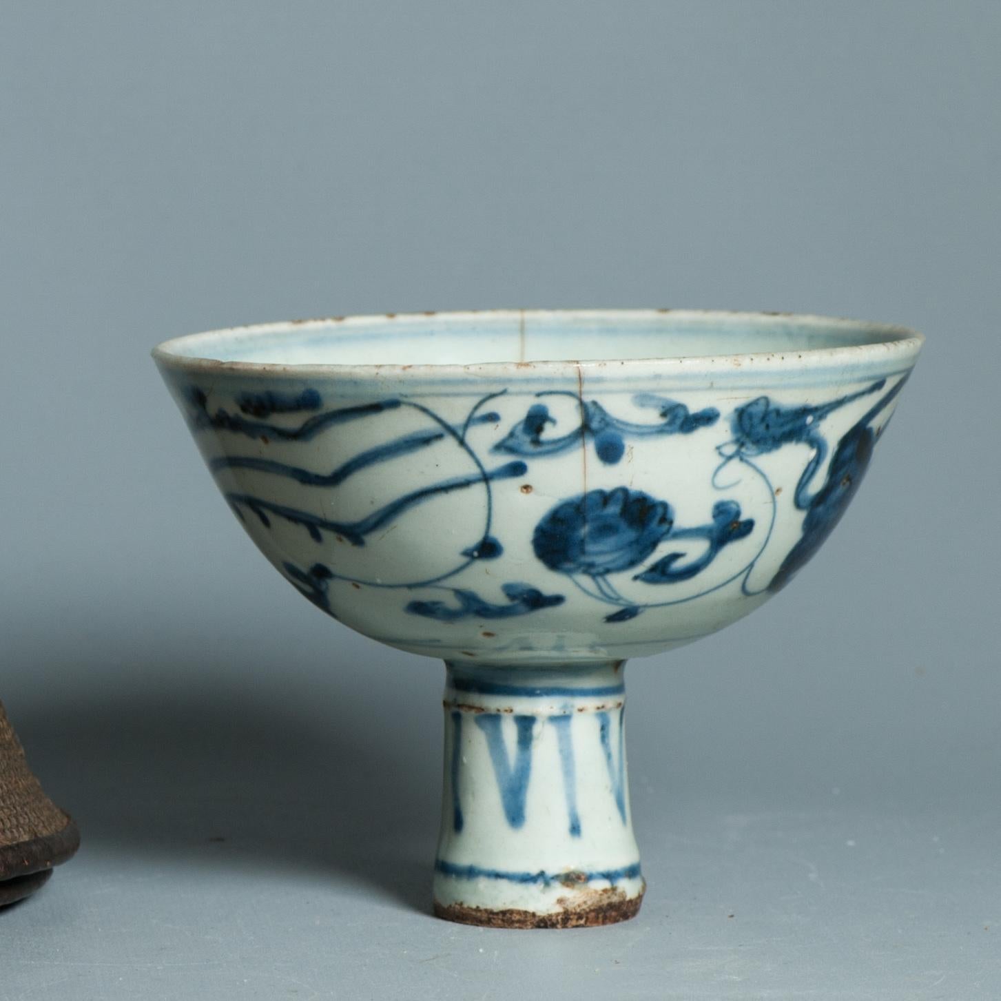 Antico bicchiere a stelo Ming Jiajing del 16° secolo Porcellana cinese blu e bianca in Tibet in vendita 7