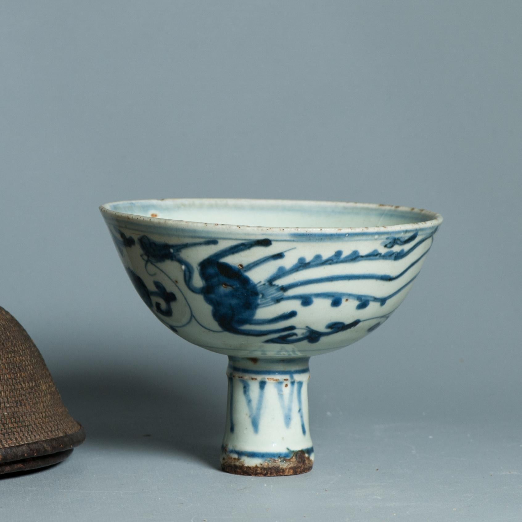 Antico bicchiere a stelo Ming Jiajing del 16° secolo Porcellana cinese blu e bianca in Tibet in vendita 8