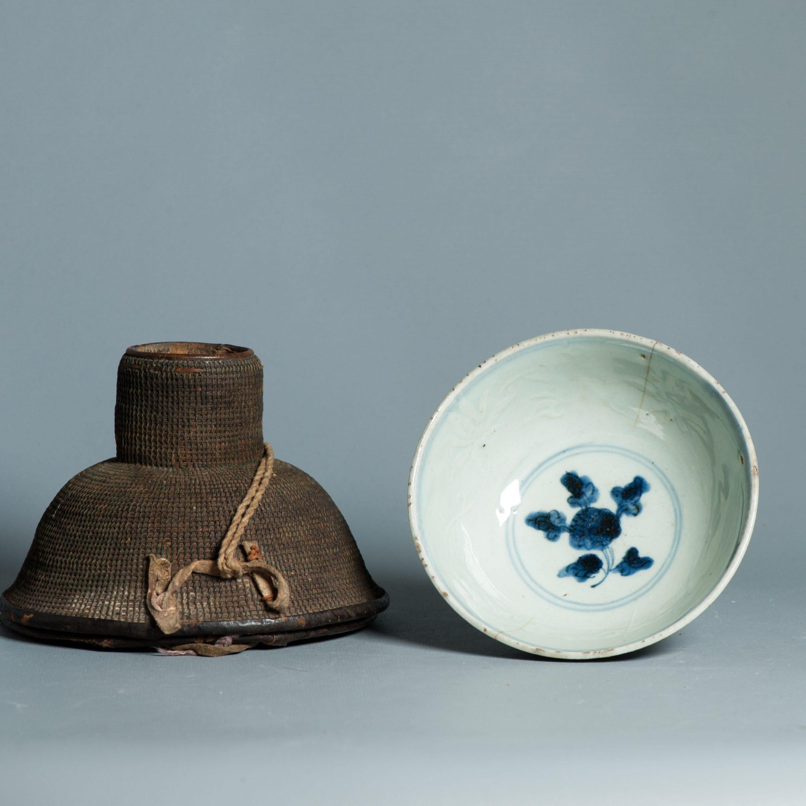 Antico bicchiere a stelo Ming Jiajing del 16° secolo Porcellana cinese blu e bianca in Tibet in vendita 10