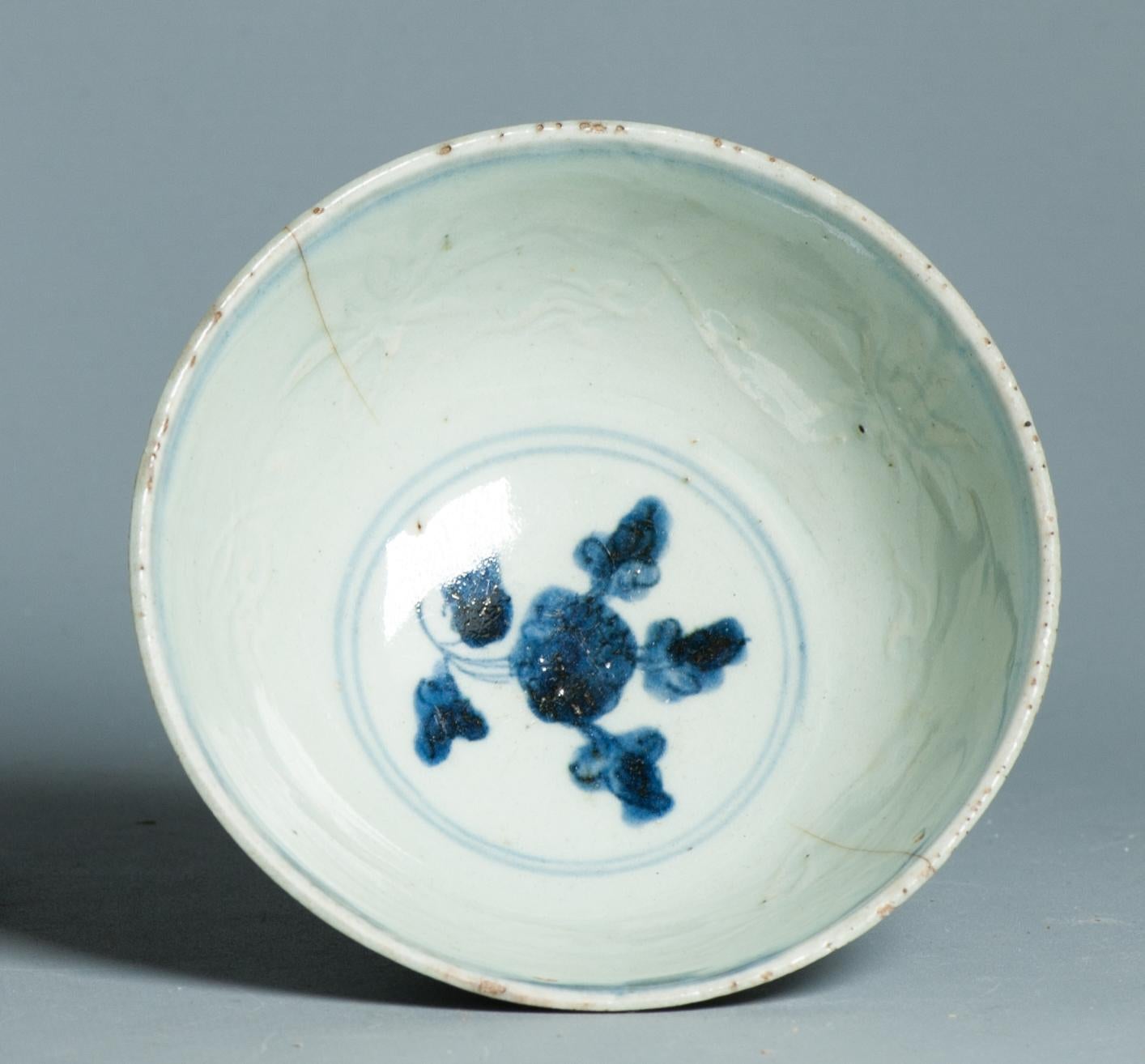 Antico bicchiere a stelo Ming Jiajing del 16° secolo Porcellana cinese blu e bianca in Tibet in vendita 12
