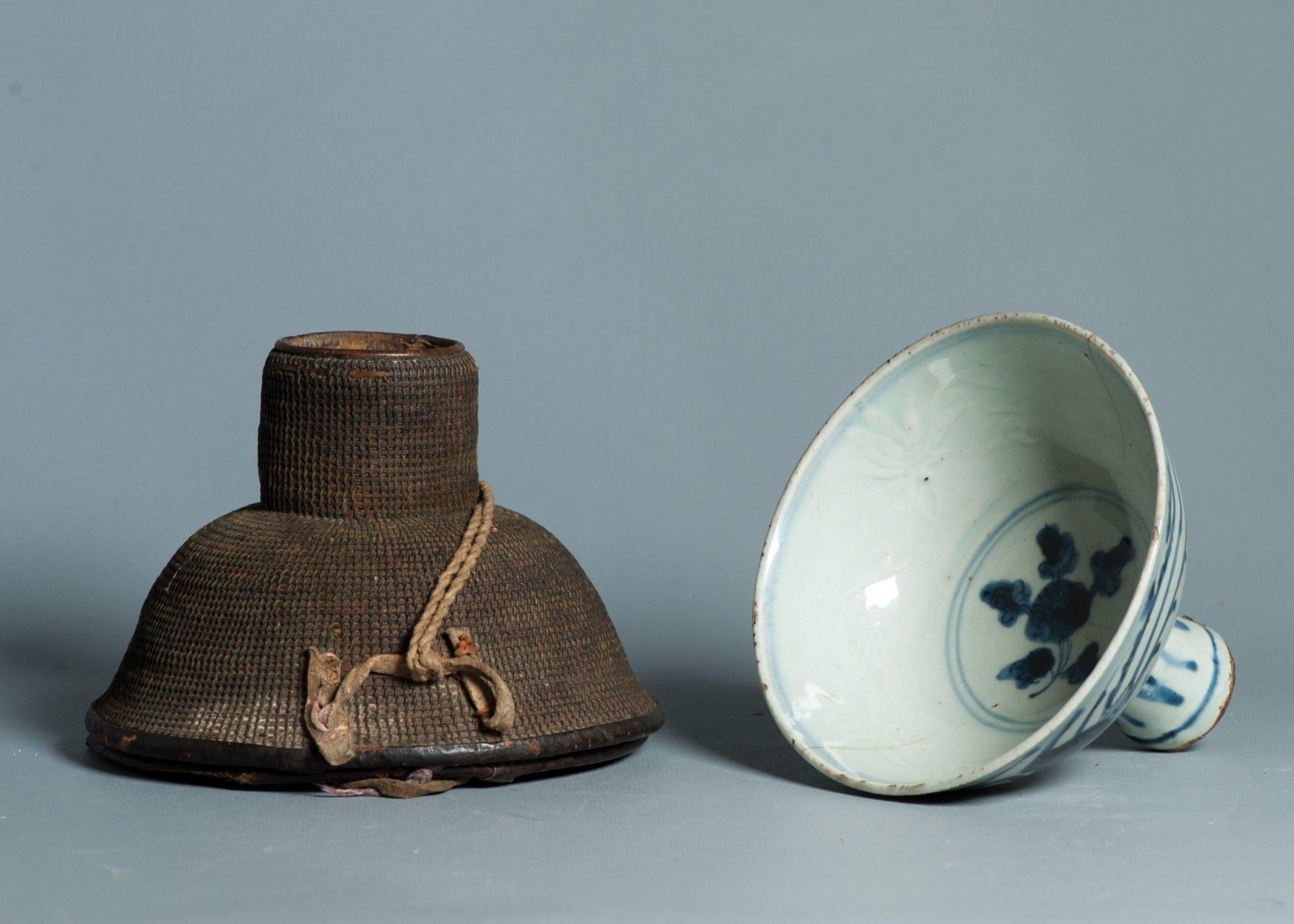 Antico bicchiere a stelo Ming Jiajing del 16° secolo Porcellana cinese blu e bianca in Tibet in vendita 13