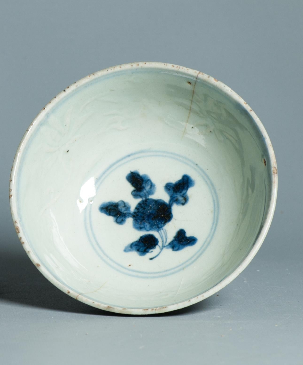 Antico bicchiere a stelo Ming Jiajing del 16° secolo Porcellana cinese blu e bianca in Tibet in vendita 14
