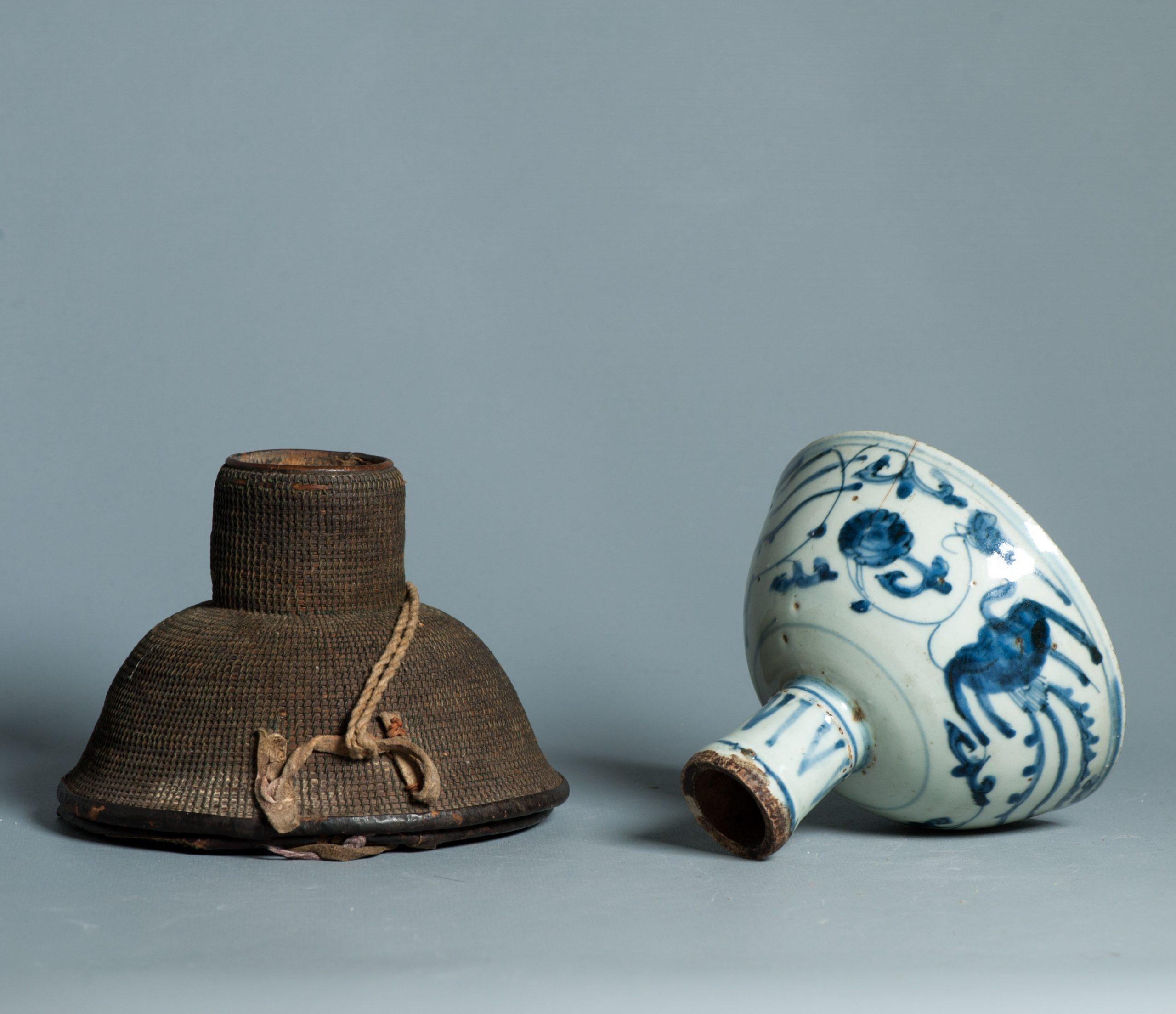 Antico bicchiere a stelo Ming Jiajing del 16° secolo Porcellana cinese blu e bianca in Tibet in vendita 15