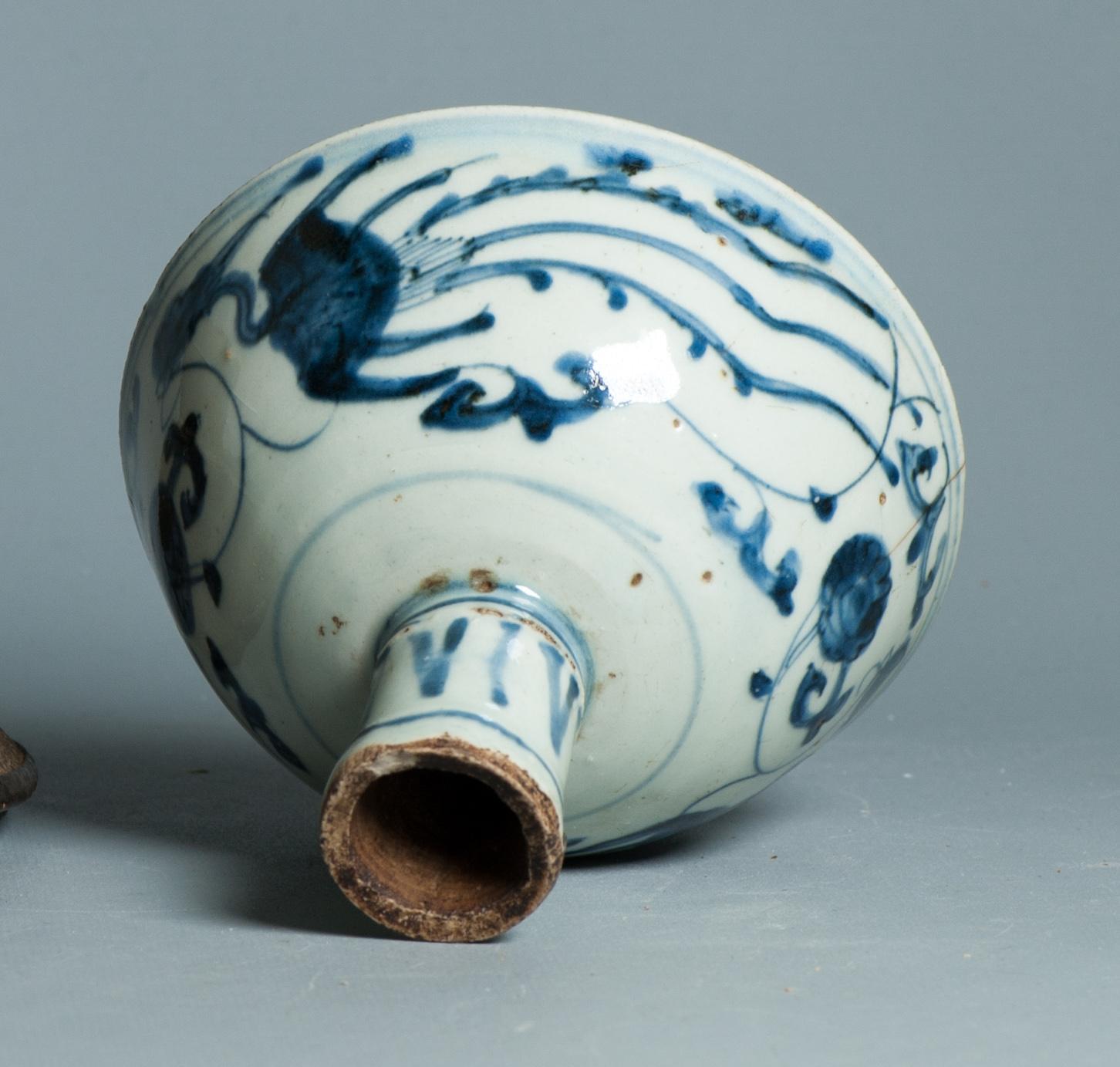 Fino al XVIII secolo Antico bicchiere a stelo Ming Jiajing del 16° secolo Porcellana cinese blu e bianca in Tibet in vendita