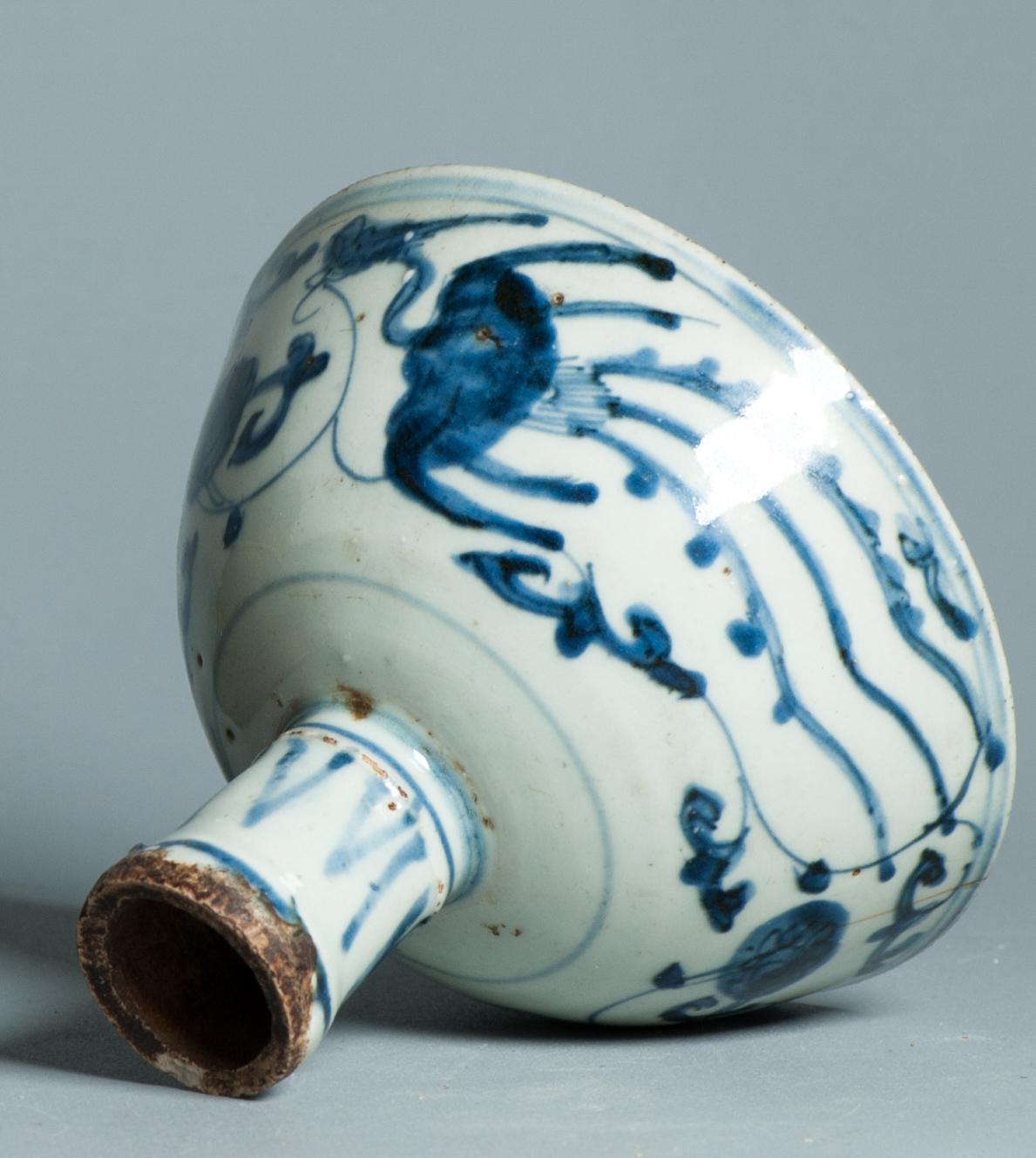 Antico bicchiere a stelo Ming Jiajing del 16° secolo Porcellana cinese blu e bianca in Tibet in vendita 1