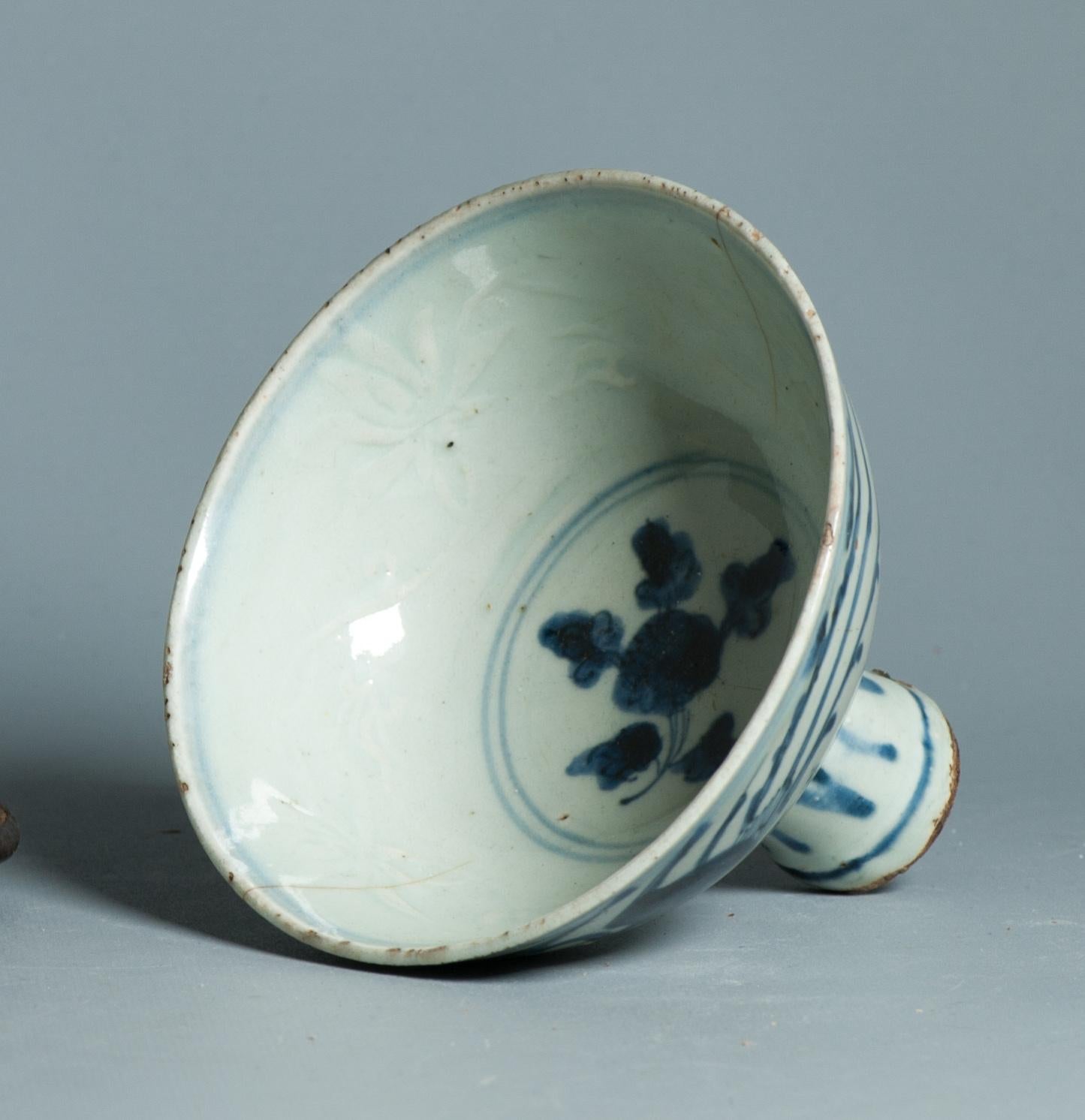 Antico bicchiere a stelo Ming Jiajing del 16° secolo Porcellana cinese blu e bianca in Tibet in vendita 4