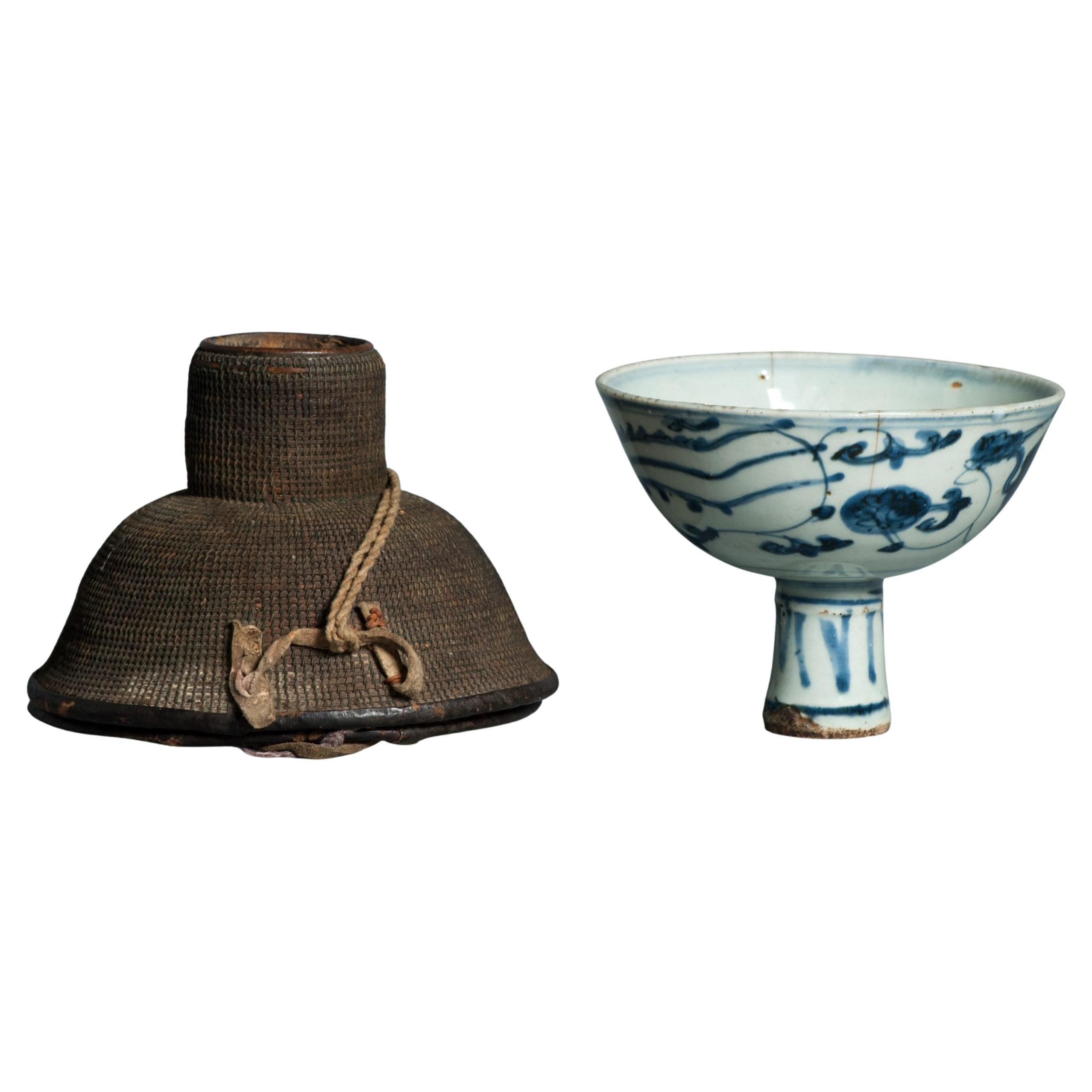 Antico bicchiere a stelo Ming Jiajing del 16° secolo Porcellana cinese blu e bianca in Tibet in vendita