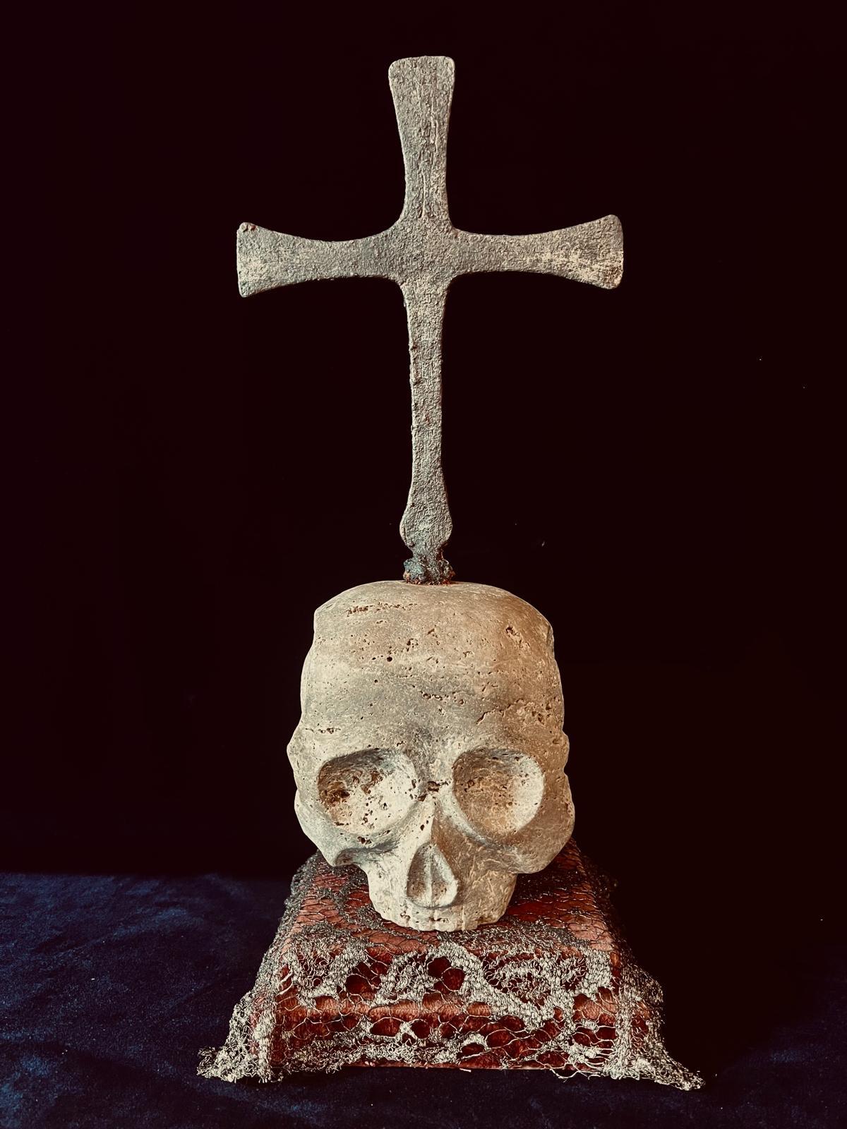Antico teschio gotico austriaco in marmo Memento Mori del XVI secolo con croce di ferro in vendita 2