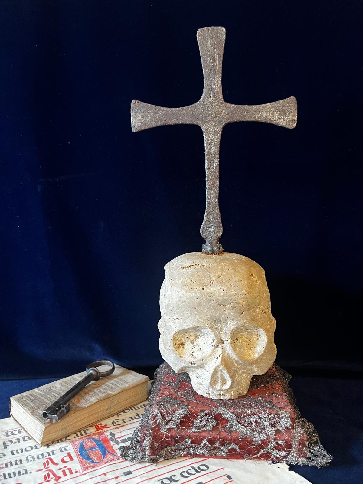 Un eccezionale e raro memento mori gotico-rinascimentale, scolpito in marmo e sormontato da una croce di ferro originale, proveniente dall'Austria, XVI secolo.
Scolpito in marmo massiccio, il teschio è realizzato a grandezza naturale (altezza 17 cm)