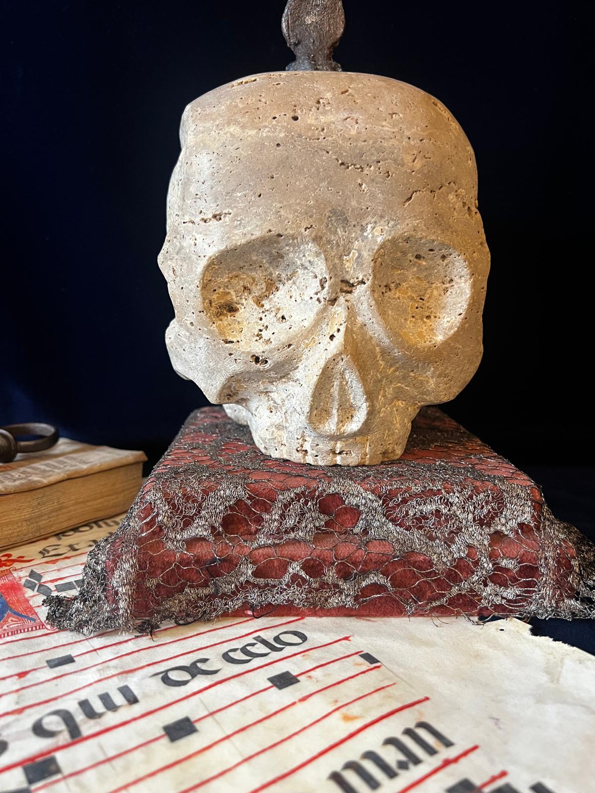 Gotico Antico teschio gotico austriaco in marmo Memento Mori del XVI secolo con croce di ferro in vendita