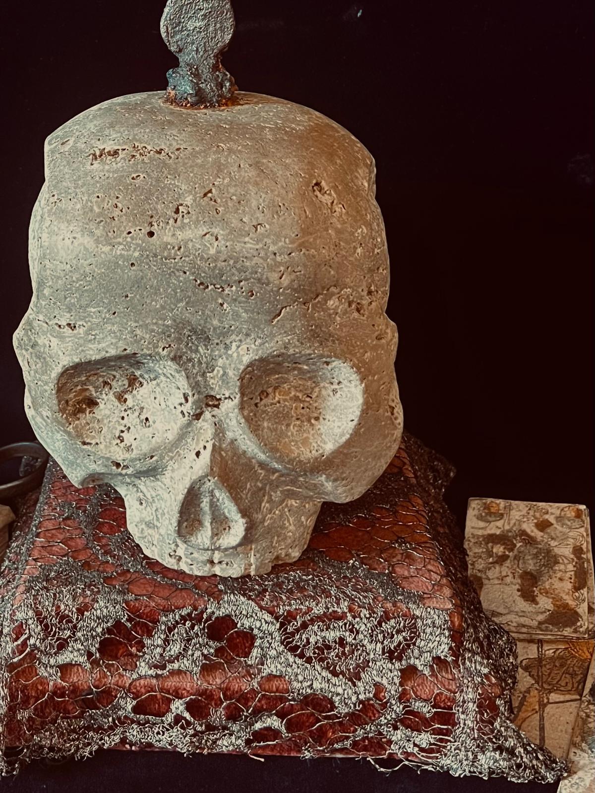 Austriaco Antico teschio gotico austriaco in marmo Memento Mori del XVI secolo con croce di ferro in vendita