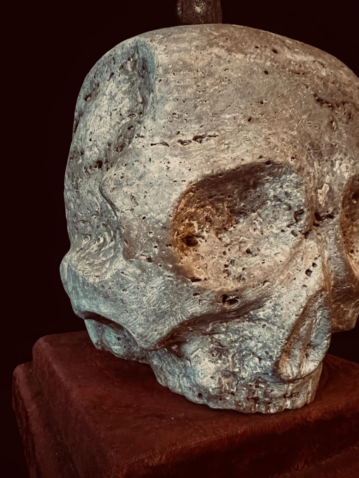 Fatto a mano Antico teschio gotico austriaco in marmo Memento Mori del XVI secolo con croce di ferro in vendita