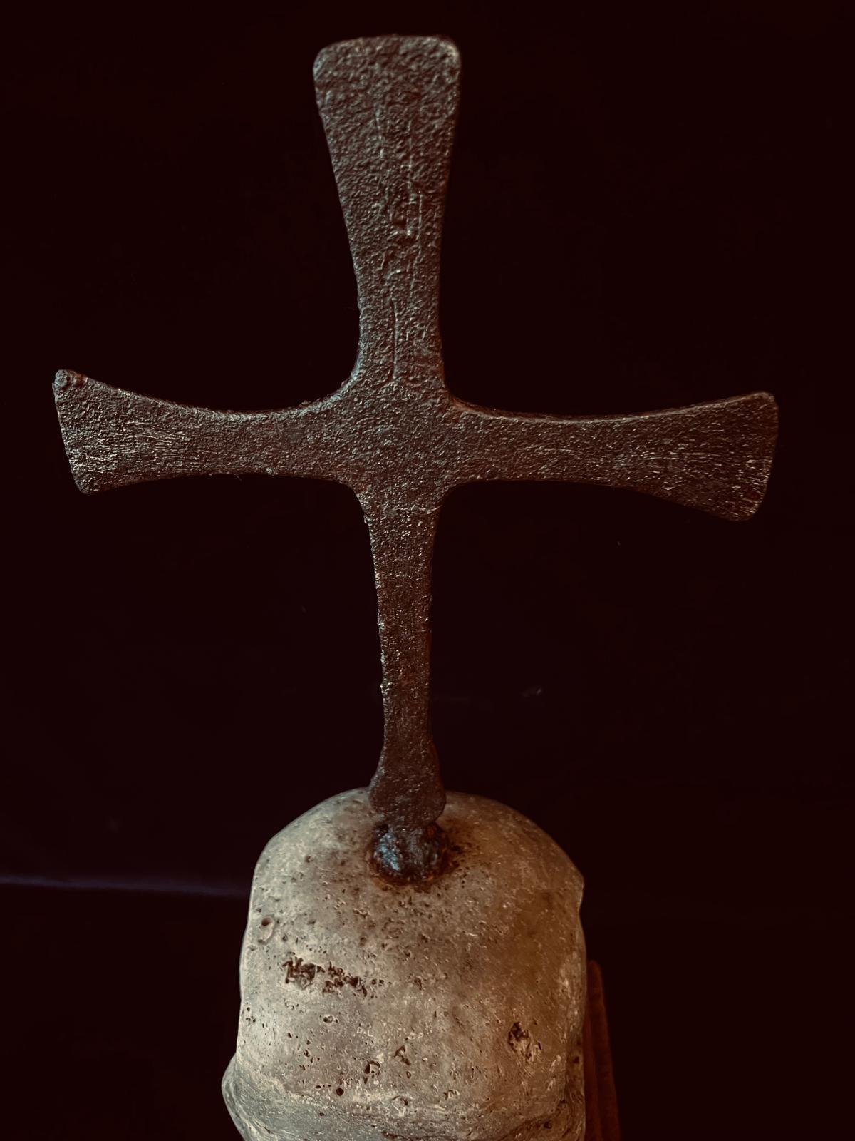 Antico teschio gotico austriaco in marmo Memento Mori del XVI secolo con croce di ferro In condizioni buone in vendita a Doha, QA