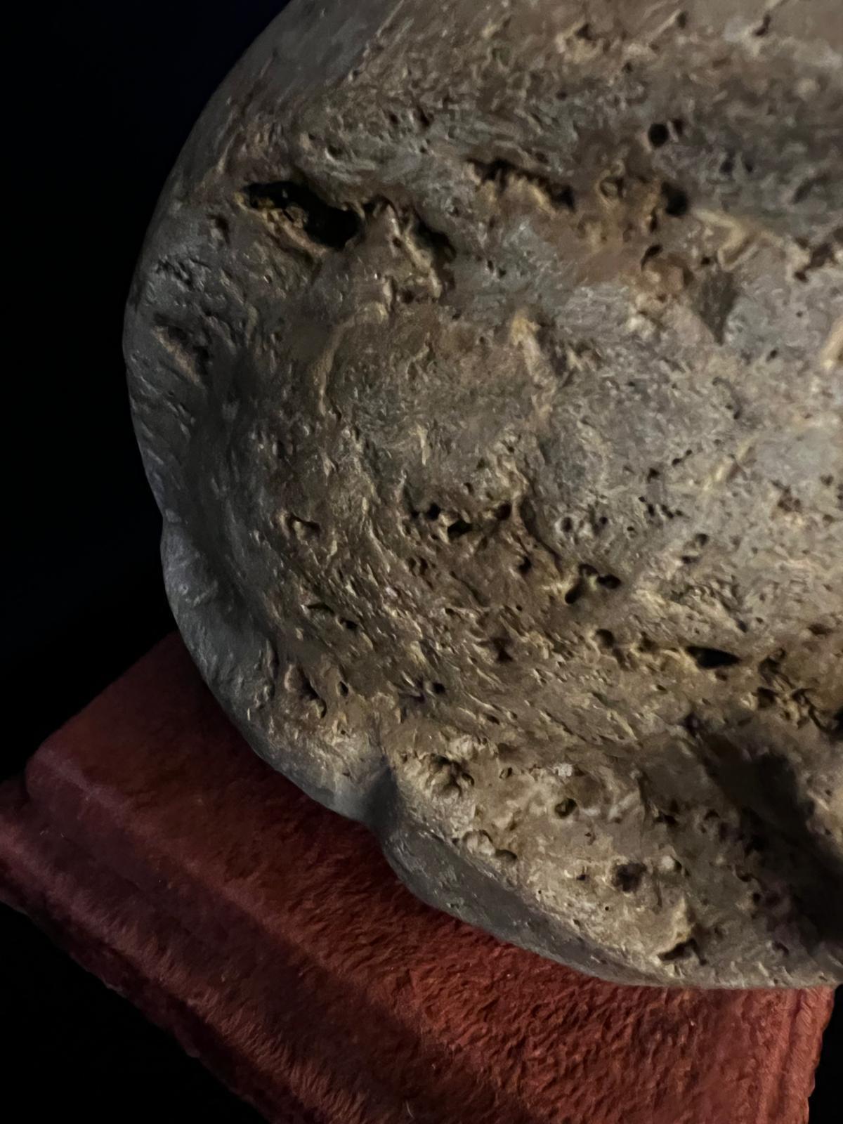 Fino al XVIII secolo Antico teschio gotico austriaco in marmo Memento Mori del XVI secolo con croce di ferro in vendita