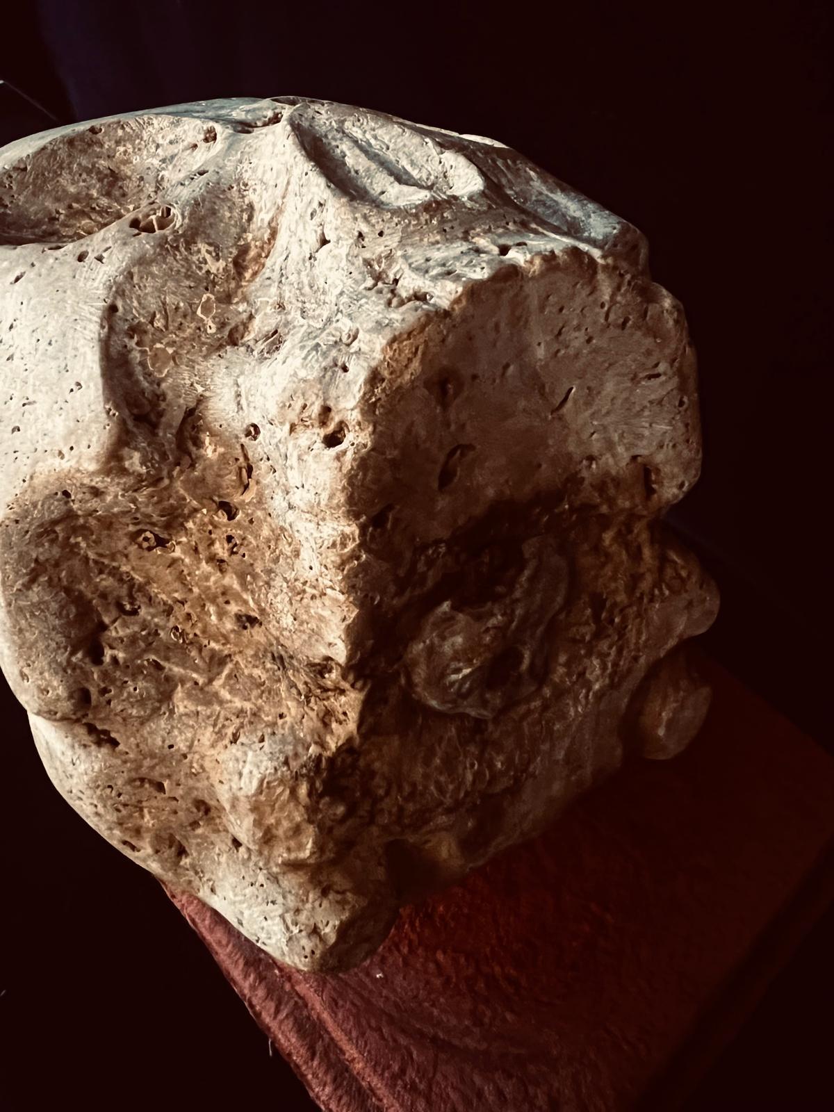 Marmo Antico teschio gotico austriaco in marmo Memento Mori del XVI secolo con croce di ferro in vendita