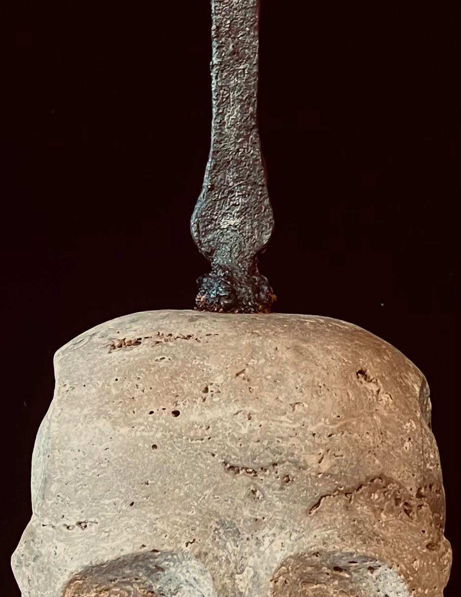 Antico teschio gotico austriaco in marmo Memento Mori del XVI secolo con croce di ferro in vendita 1