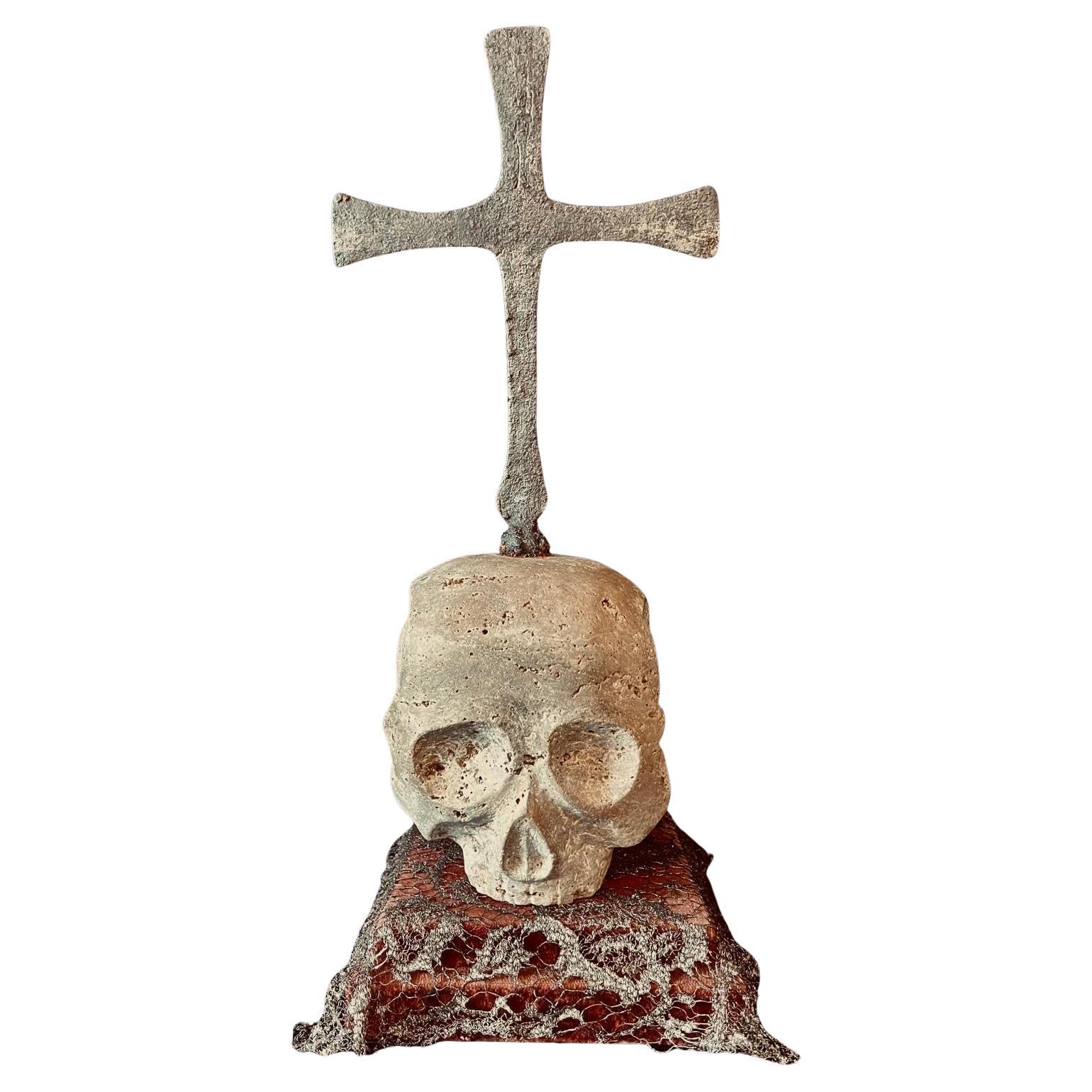 Antico teschio gotico austriaco in marmo Memento Mori del XVI secolo con croce di ferro in vendita