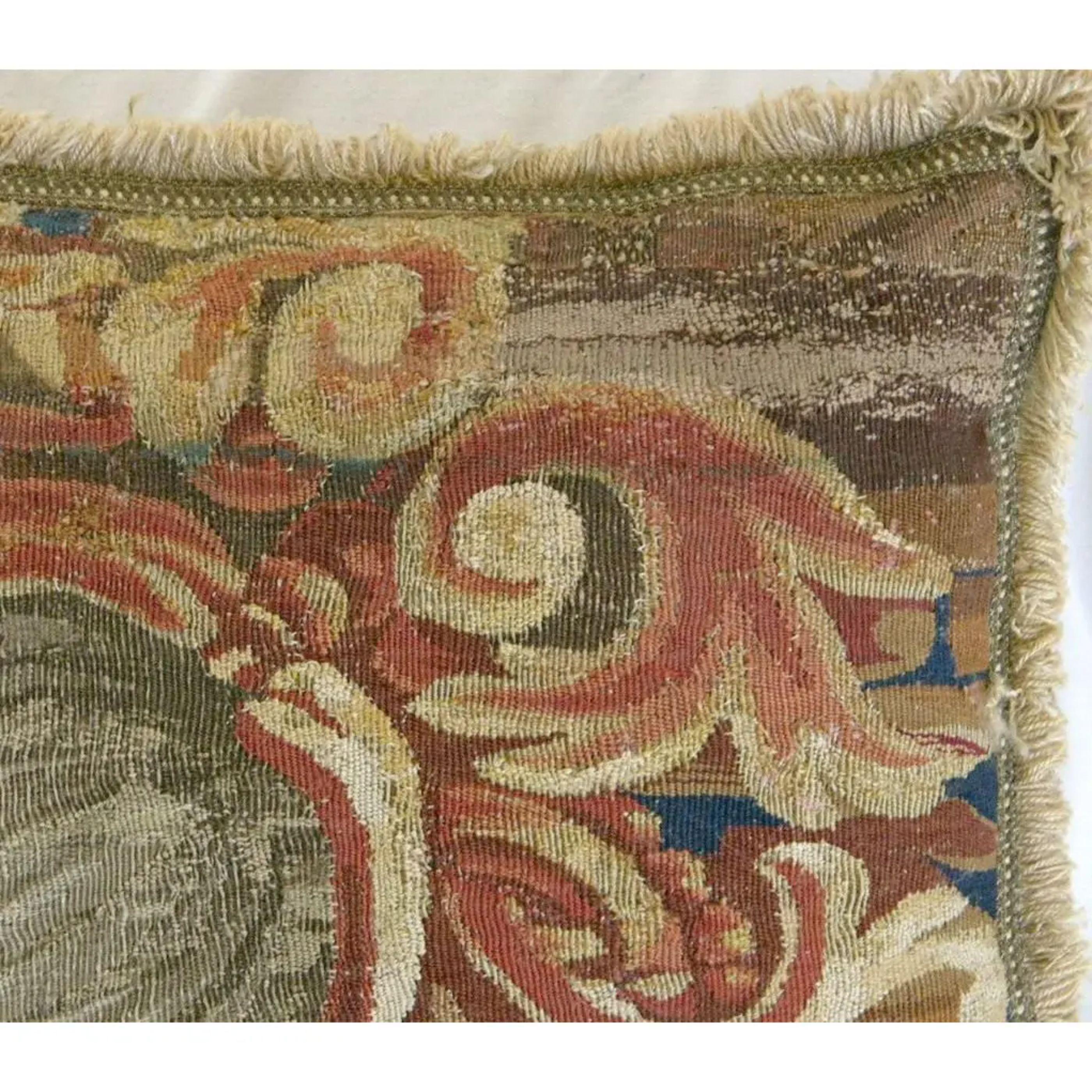 Coussin ancien en tapisserie de Bruxelles du 16ème siècle. 15'' X 12'' x 6''.