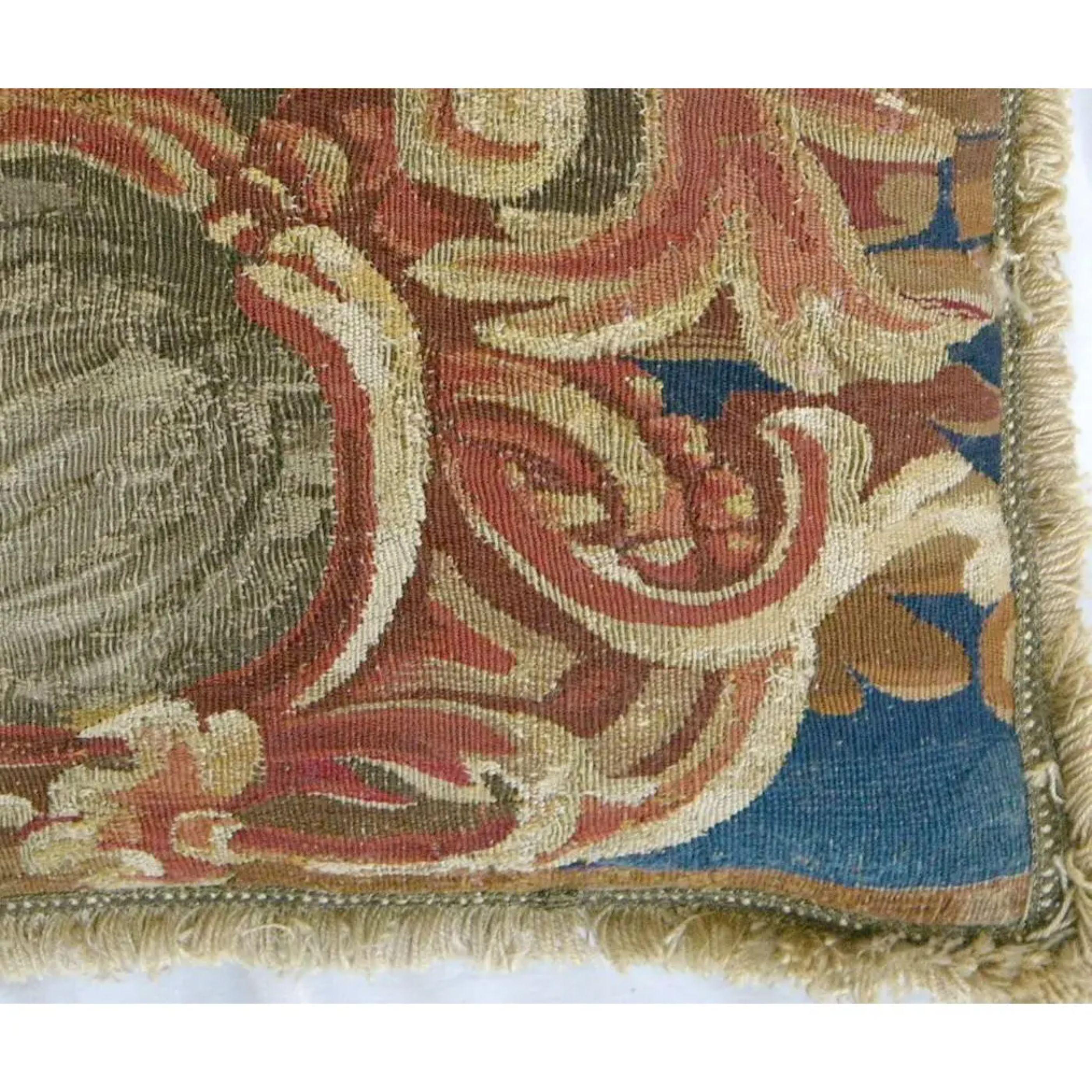Français Ancien oreiller en tapisserie de Bruxelles du 16ème siècle 15'' X 12''. en vente