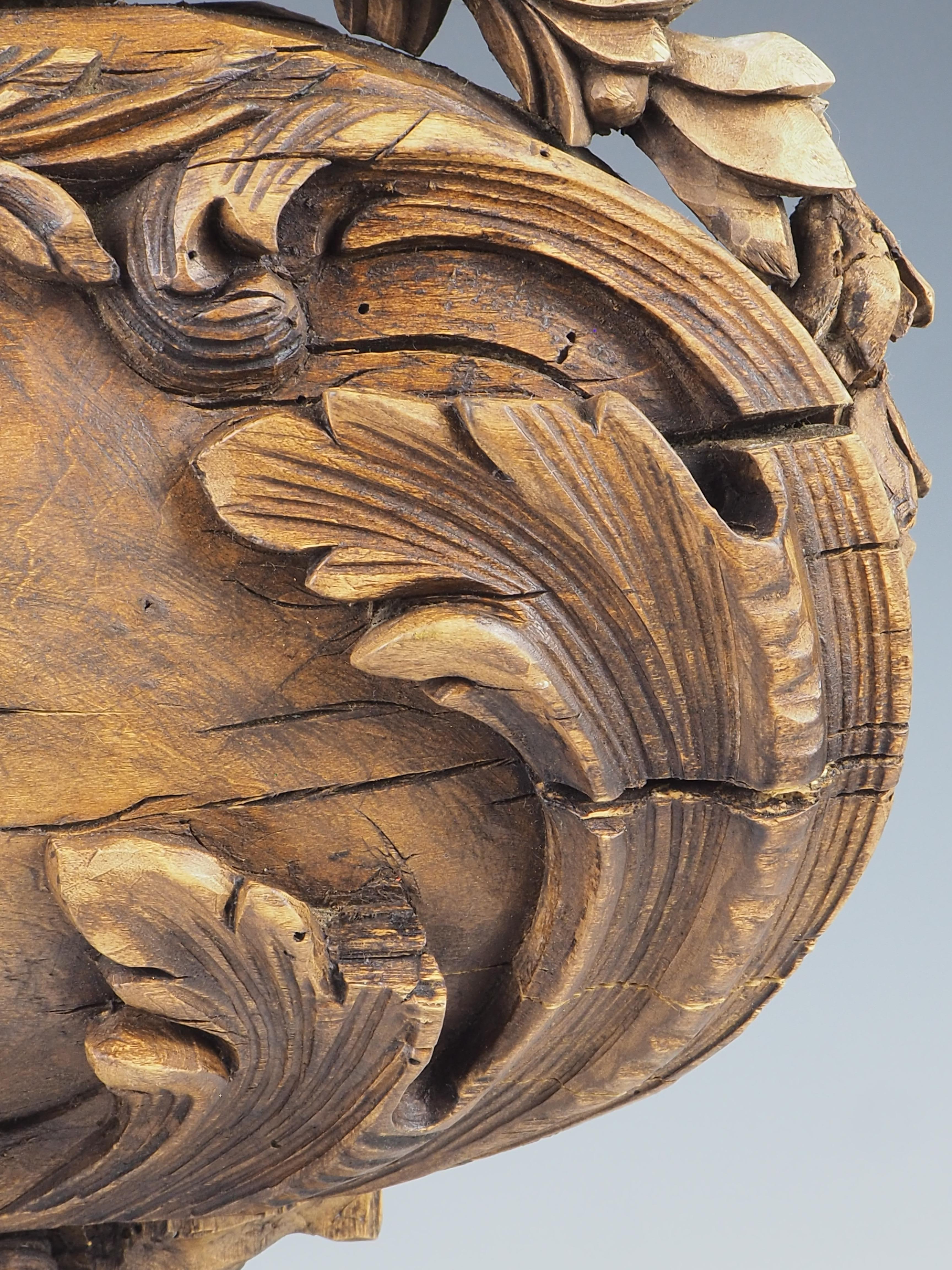 Lampe de table reliquaire ancienne en bois sculpté du 16ème siècle en vente 3